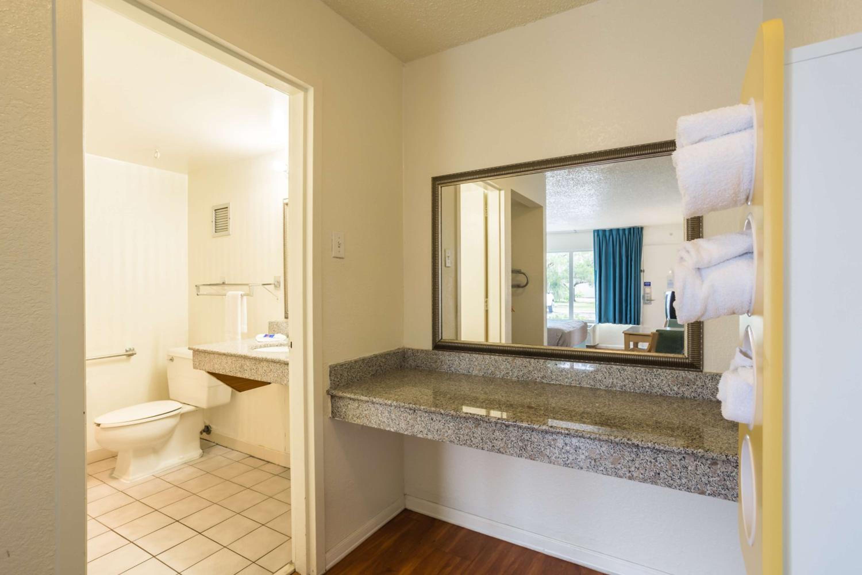 Queen Room - Disability Access - Non-Smoking - Photo 6