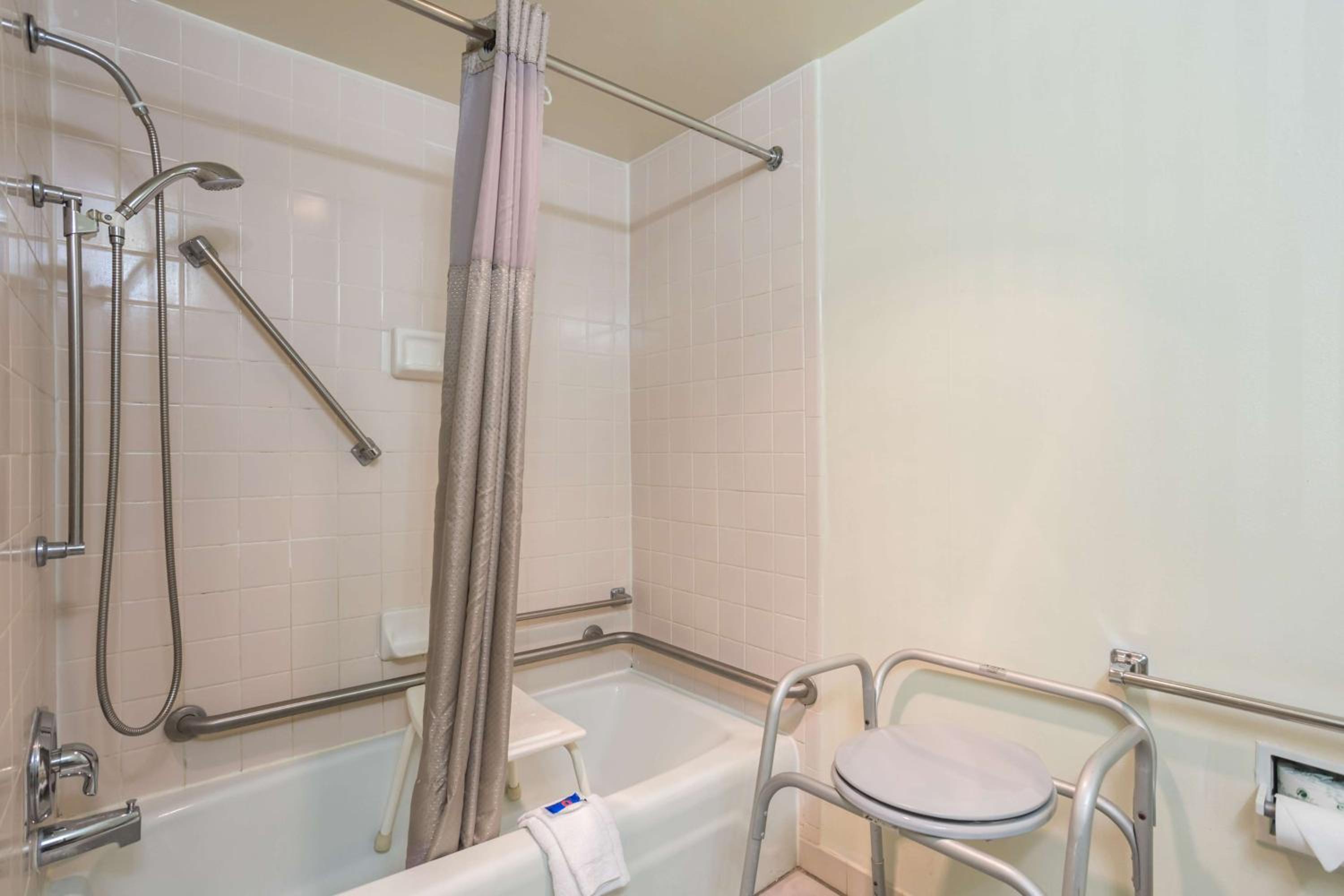 Queen Room - Disability Access - Non-Smoking - Photo 4