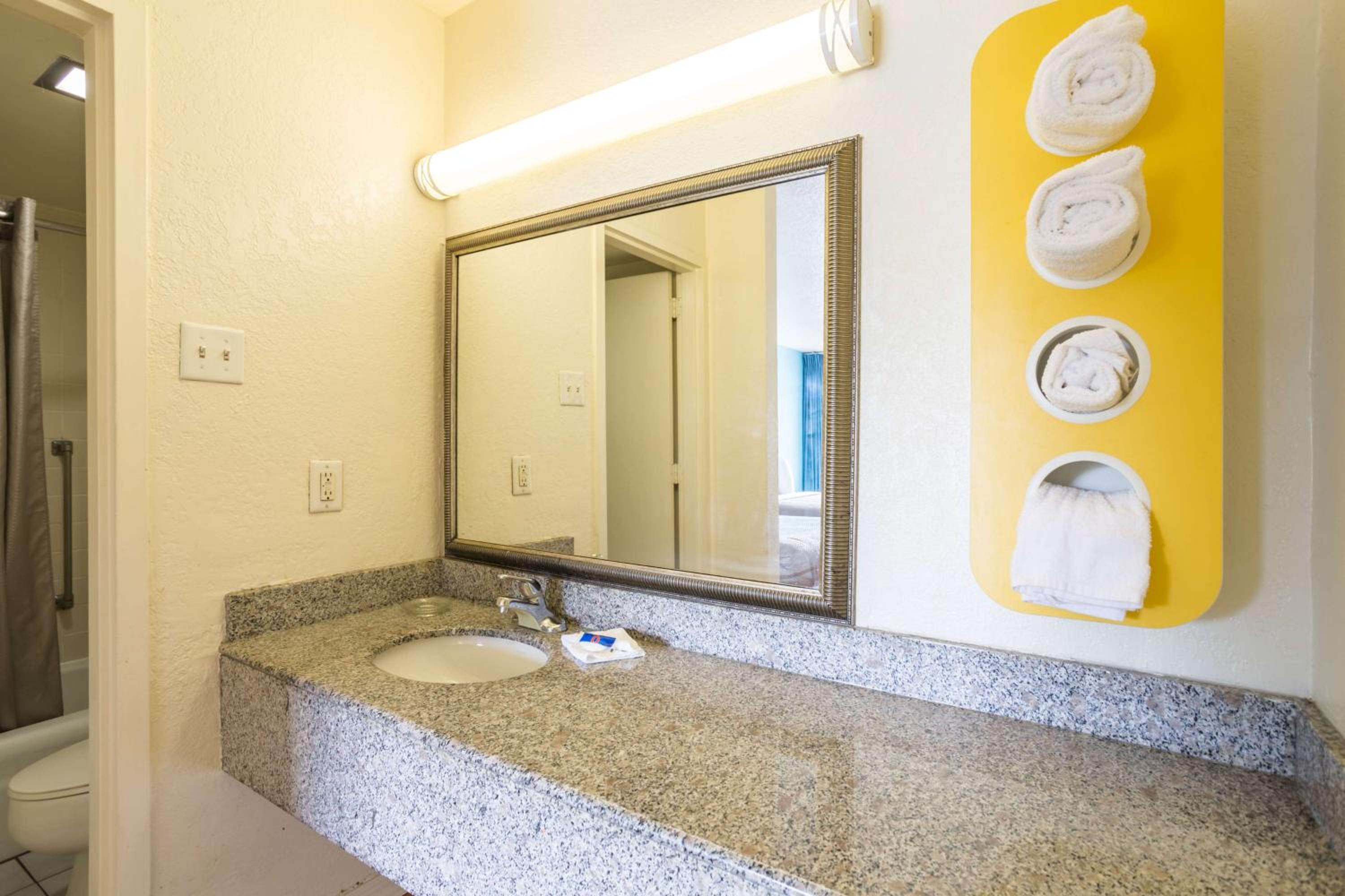 Queen Room - Disability Access - Non-Smoking - Photo 5