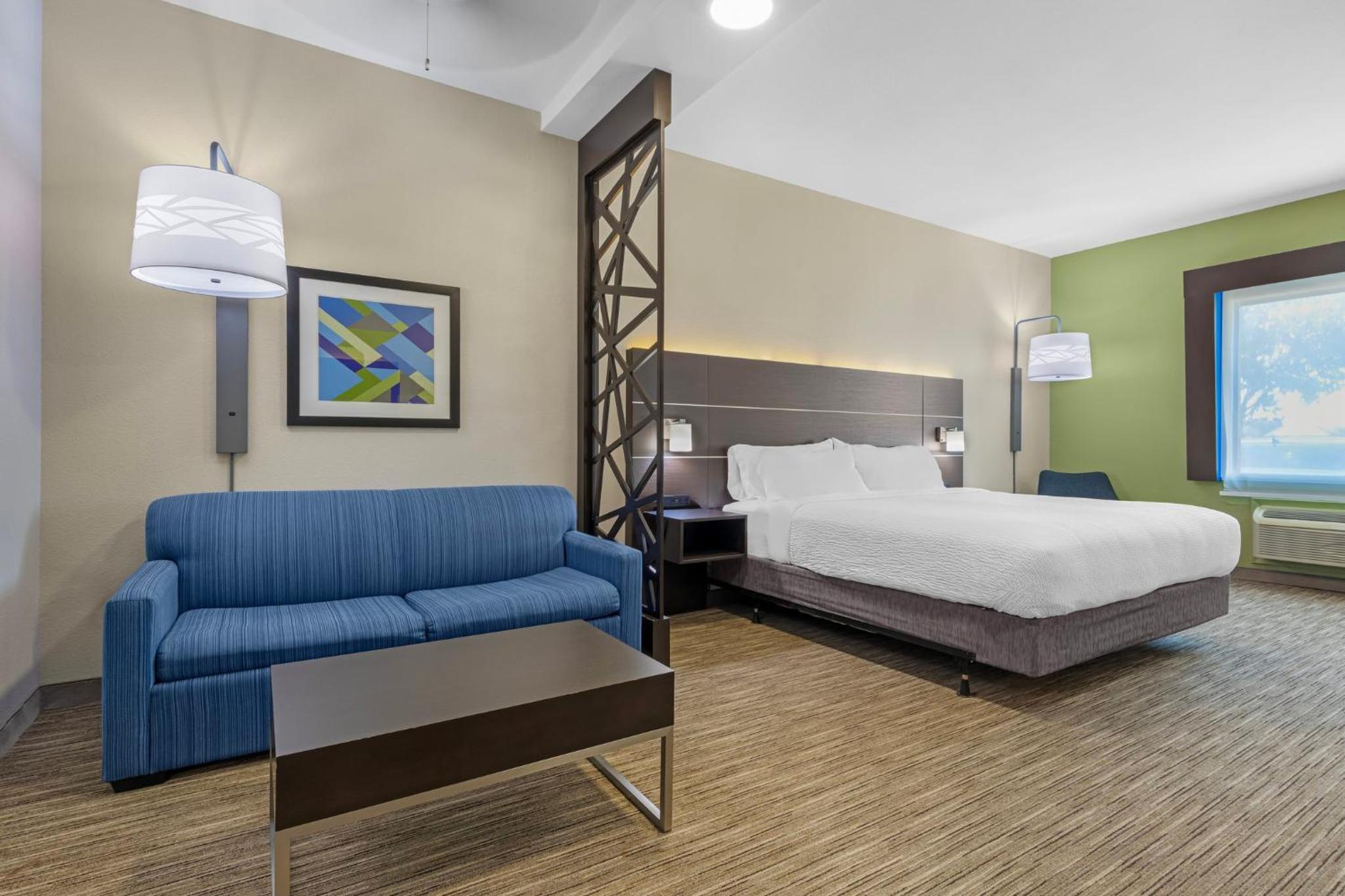 King Suite with Roll-in Shower - Mobility Access - Photo 2