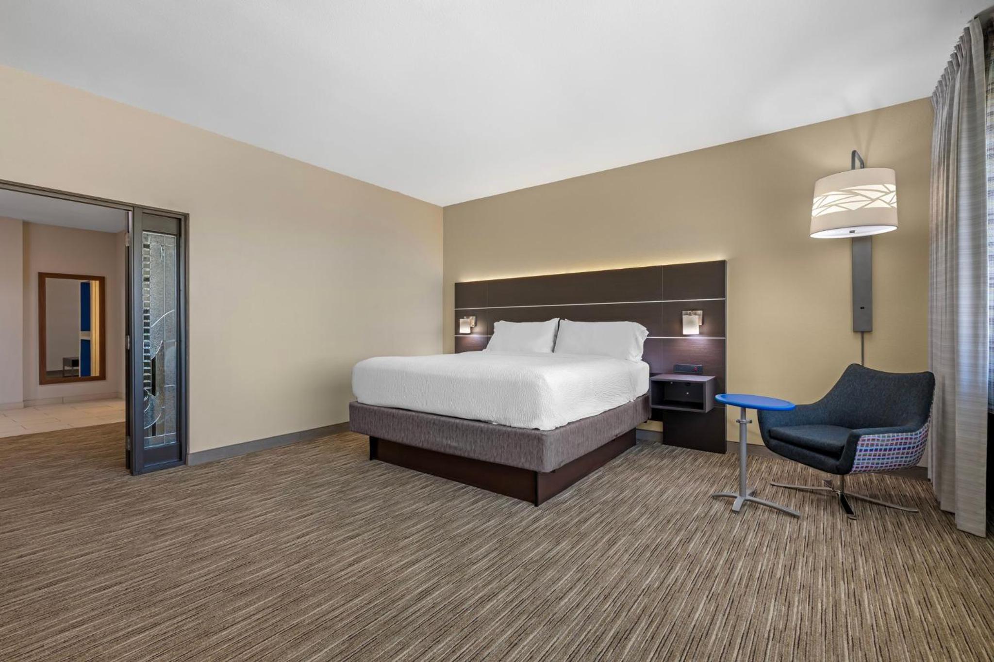 King Suite - Photo 2