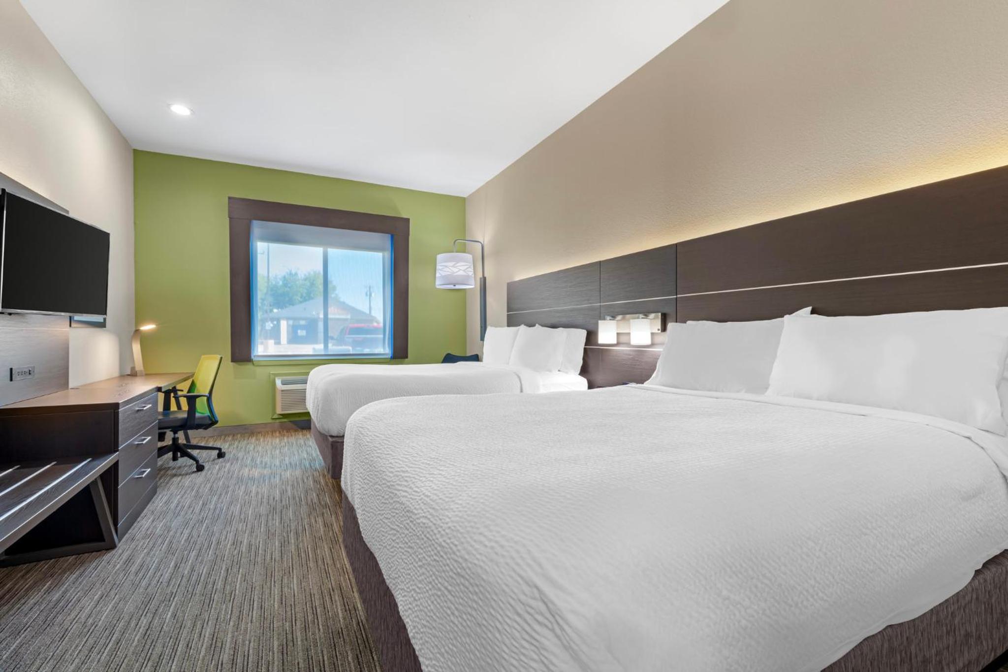 Standard Queen Room with Two Queen Beds and Extra Floor Space - Photo 2