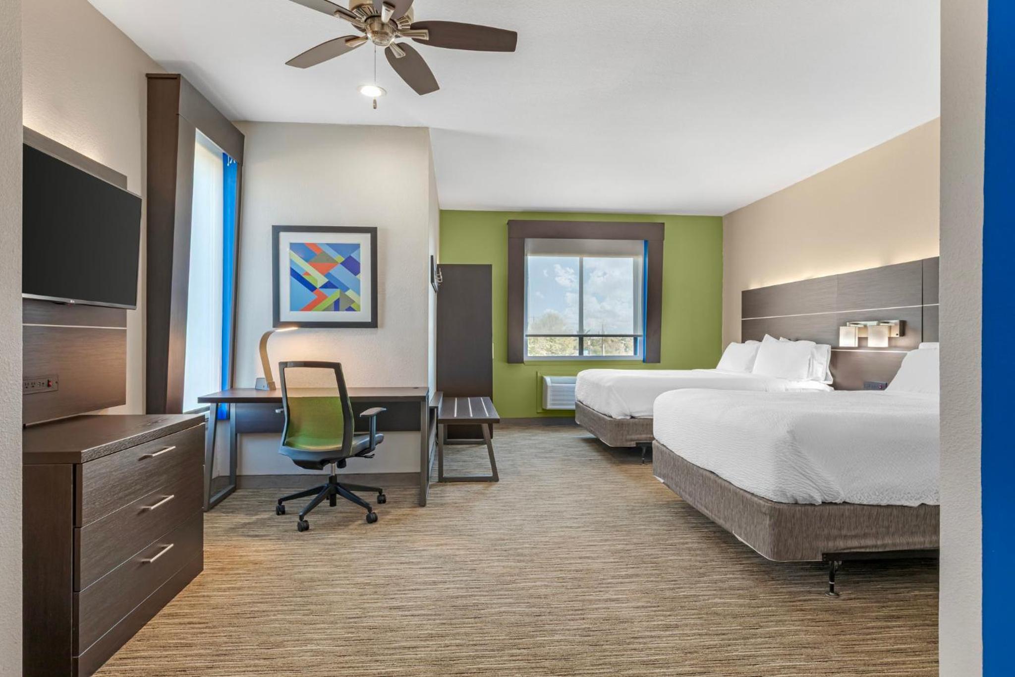 Standard Queen Room with Two Queen Beds and Mobility Accessible Tub - Photo 2