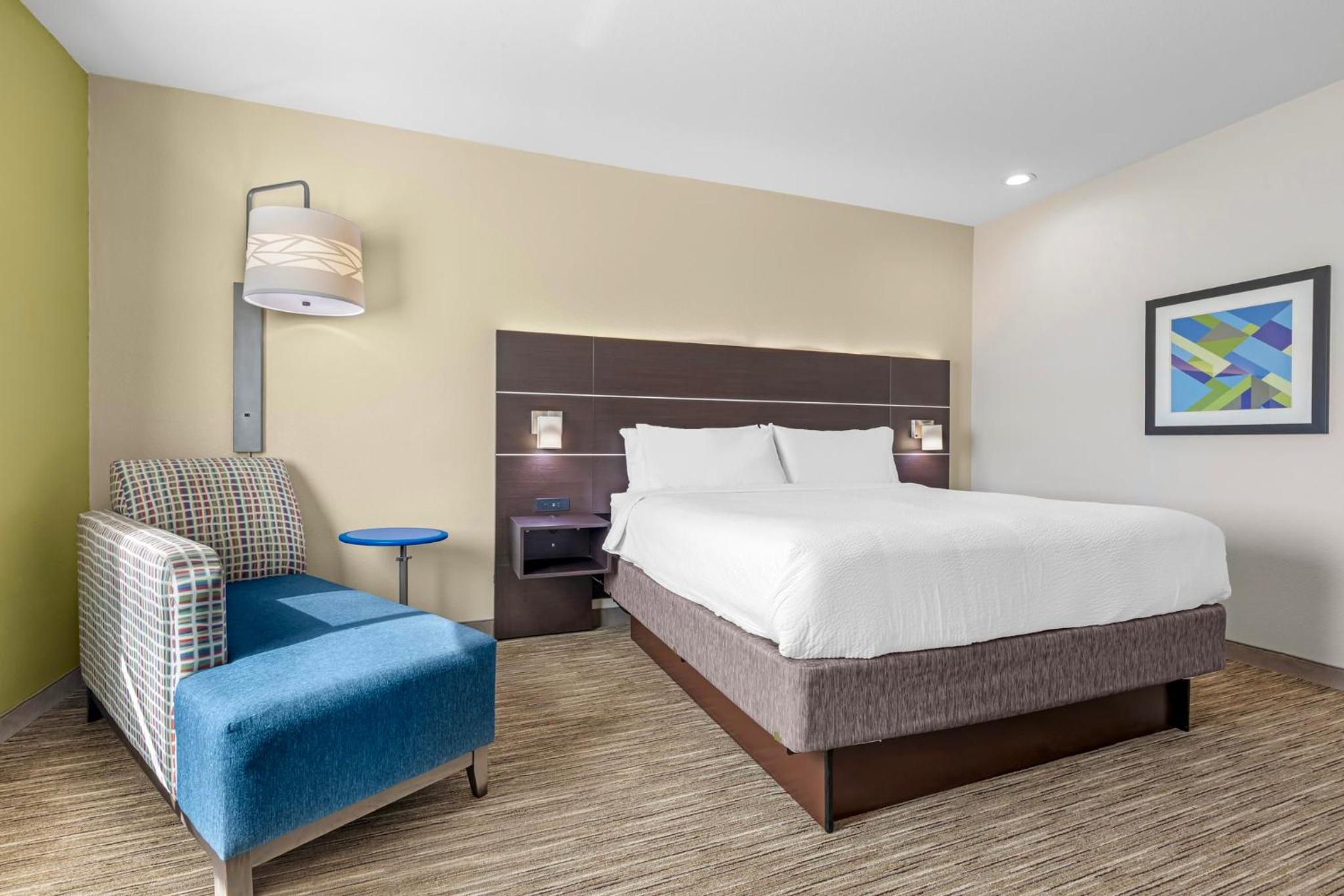 Two-Bedroom Suite with One King and Two Queen Beds - Photo 3