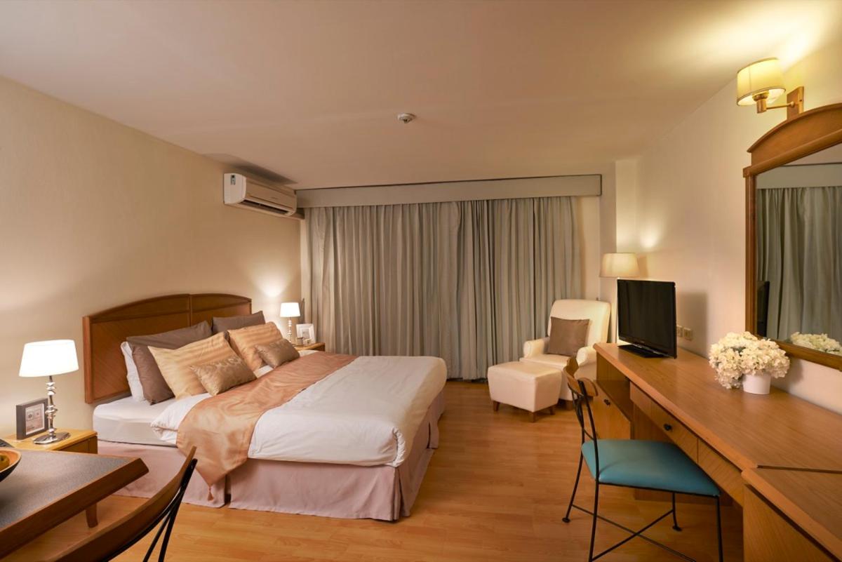 Double Bed - Non-Smoking photo 2