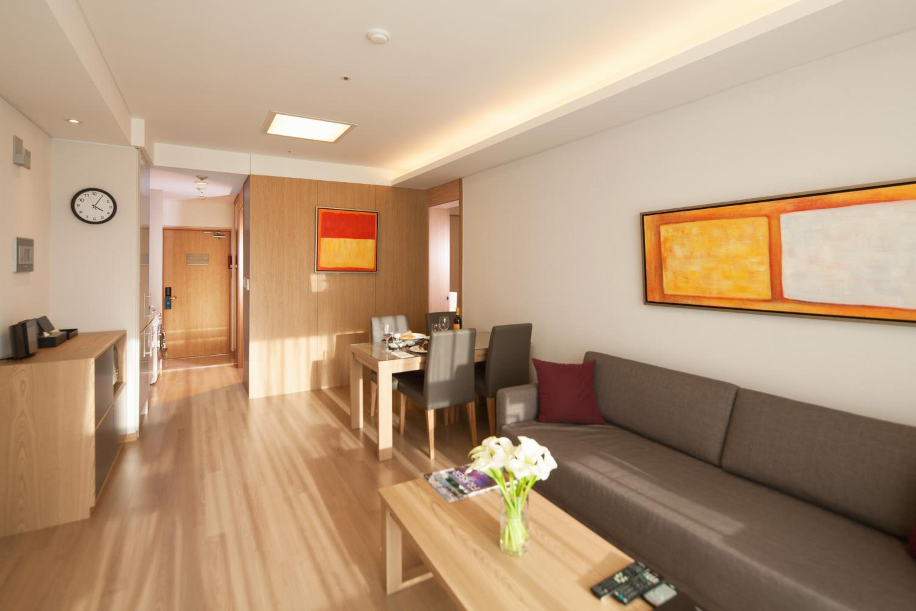 Deluxe One-Bedroom Apartment - Photo 2