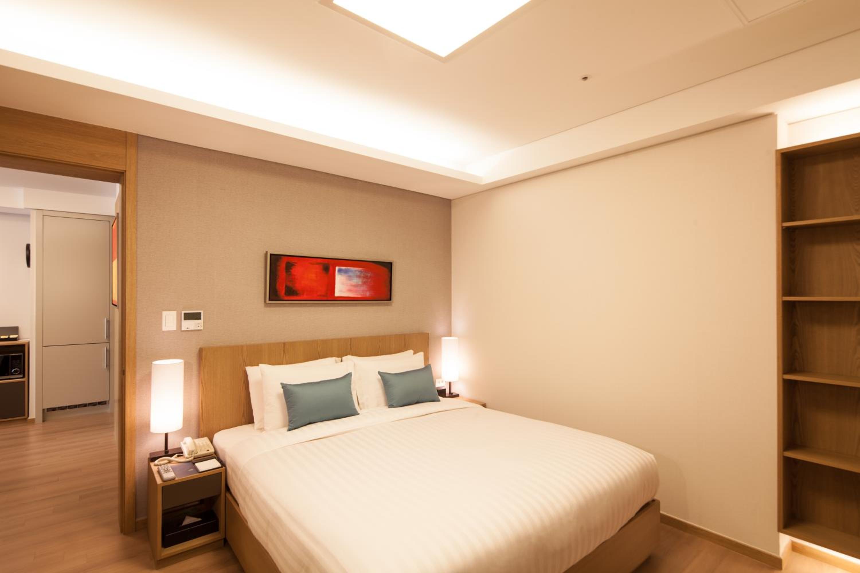 Deluxe One-Bedroom Apartment - Photo 3