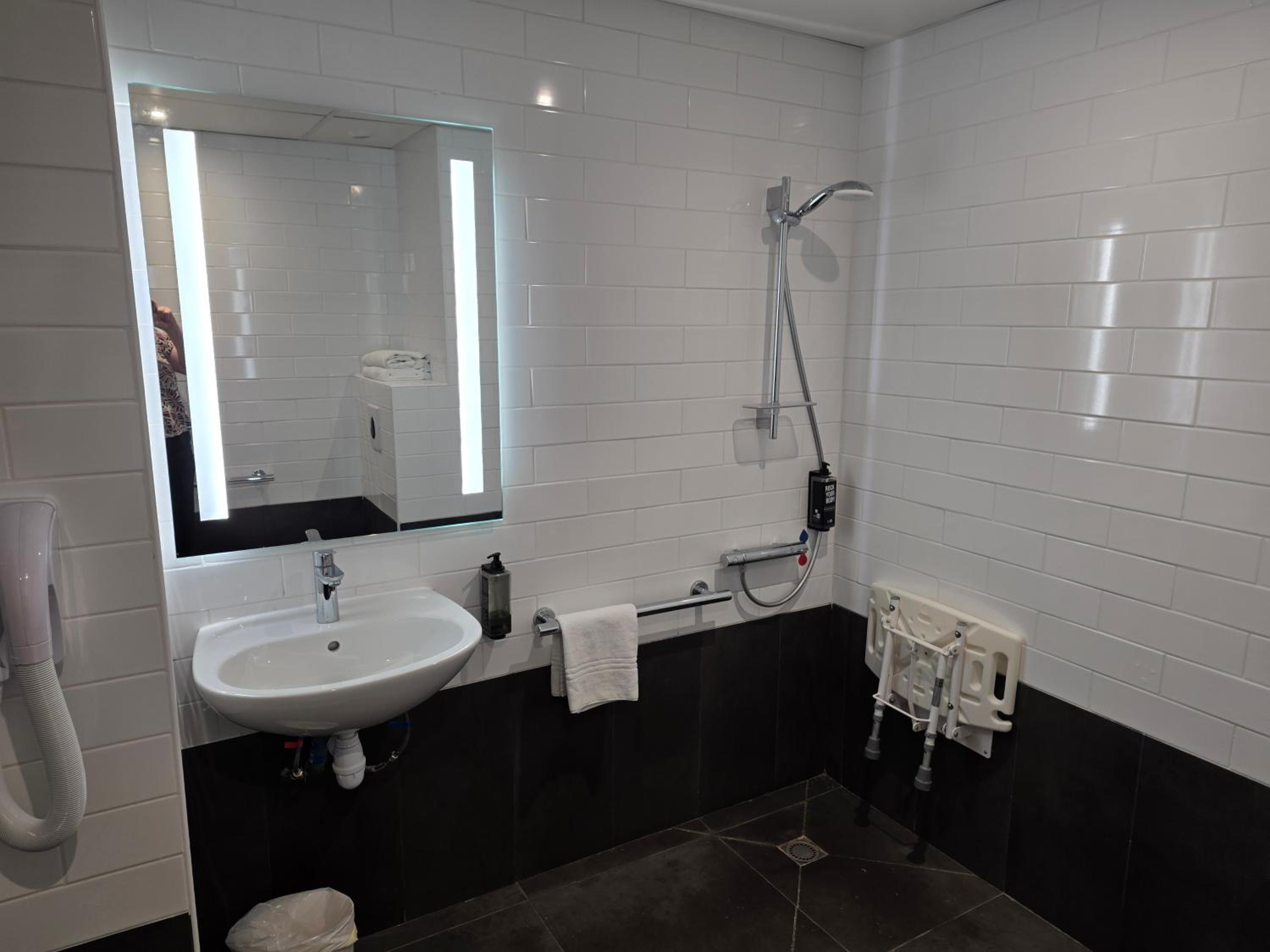 Accessible Double Room - Photo 6