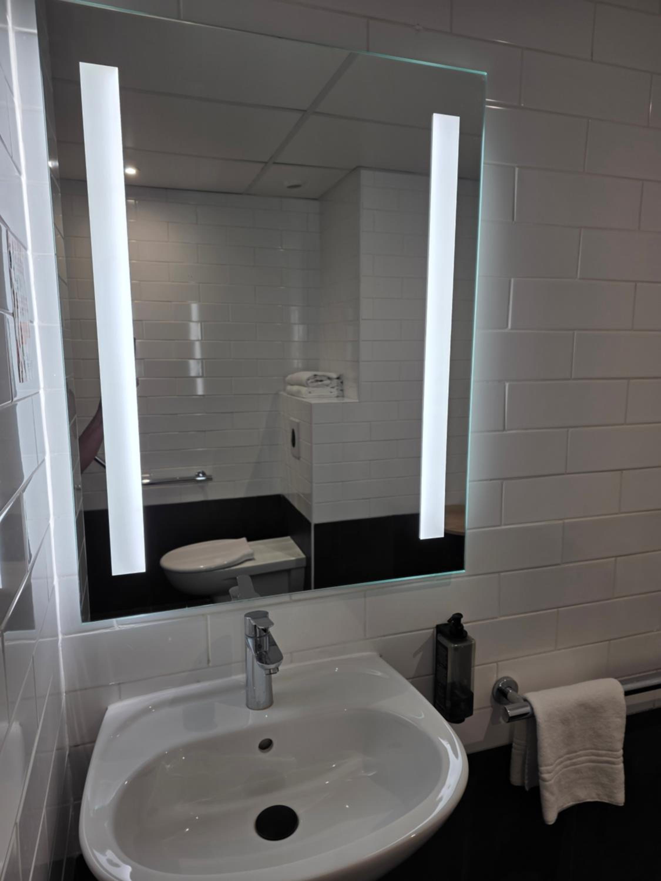 Accessible Double Room - Photo 7