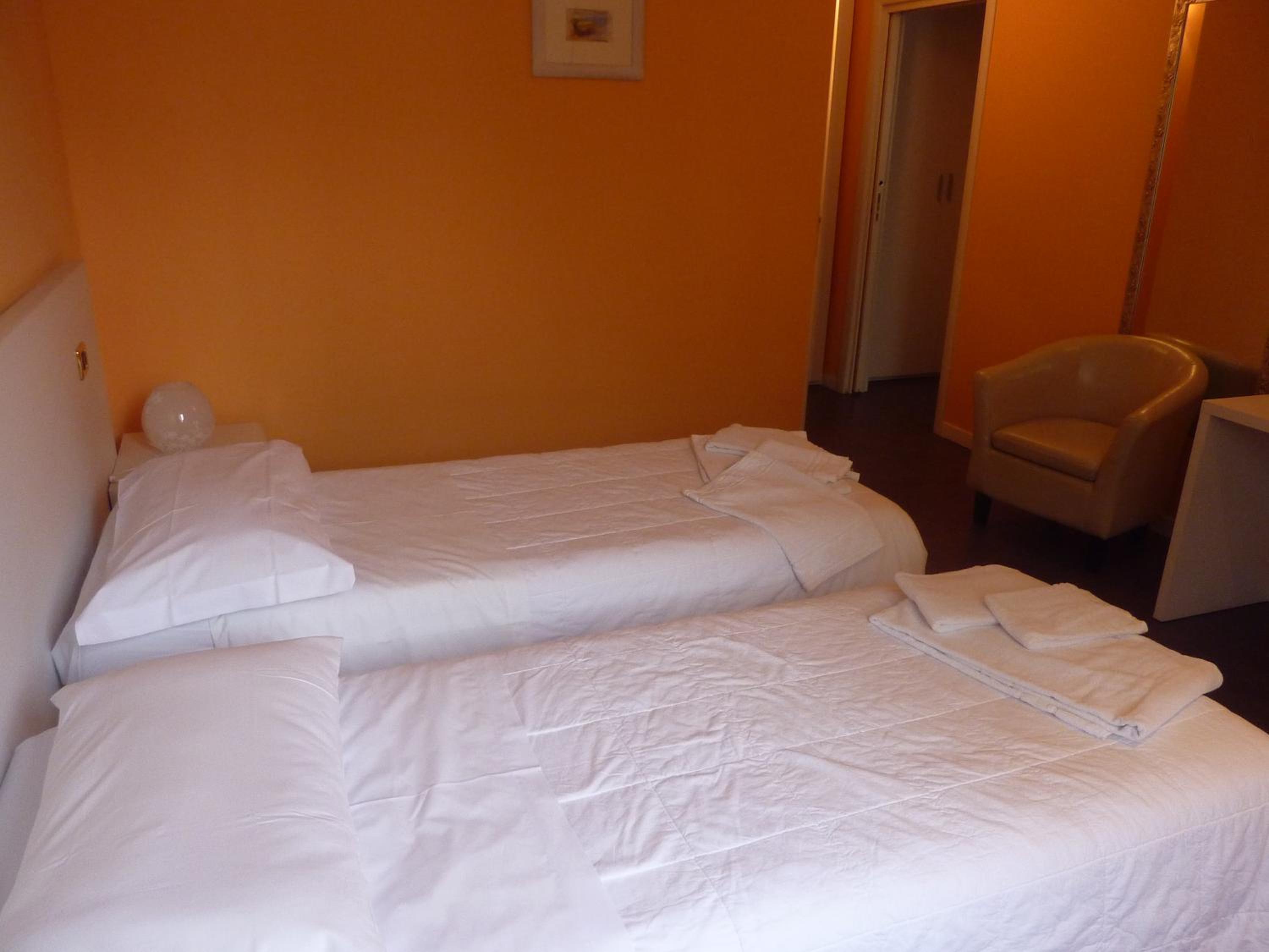 Double or Twin Room - Photo 8
