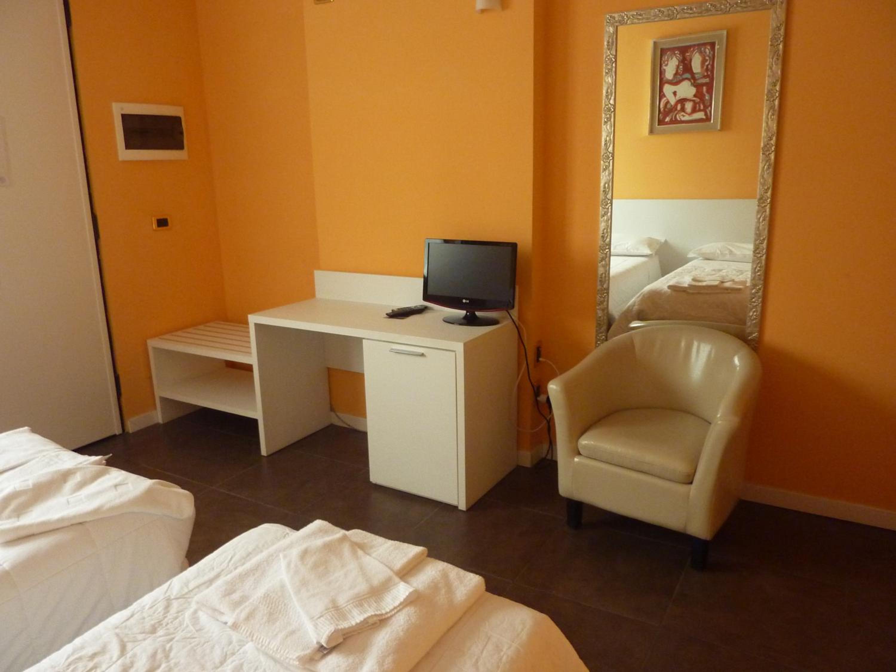 Double or Twin Room - Photo 10