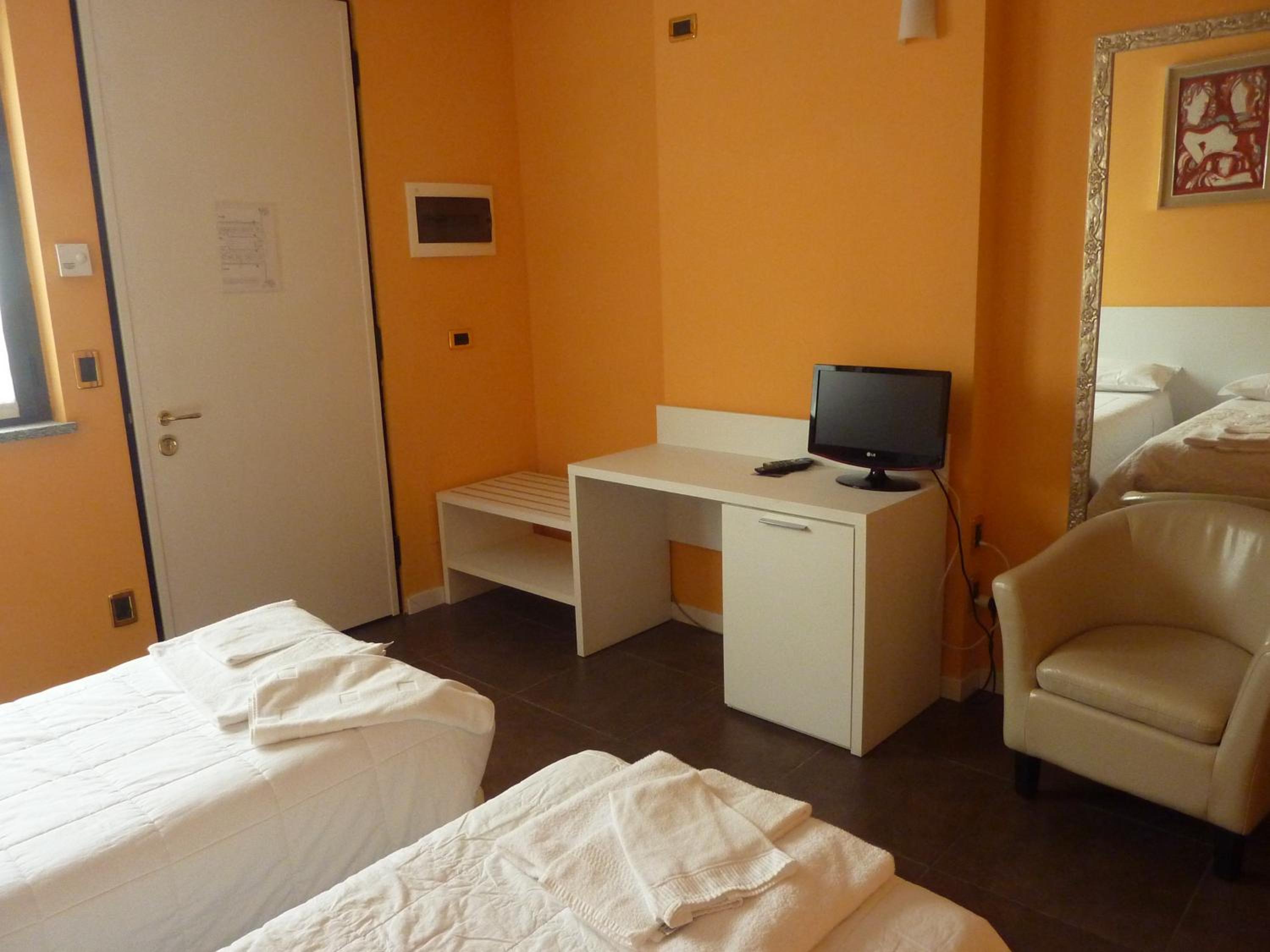 Double or Twin Room - Photo 9