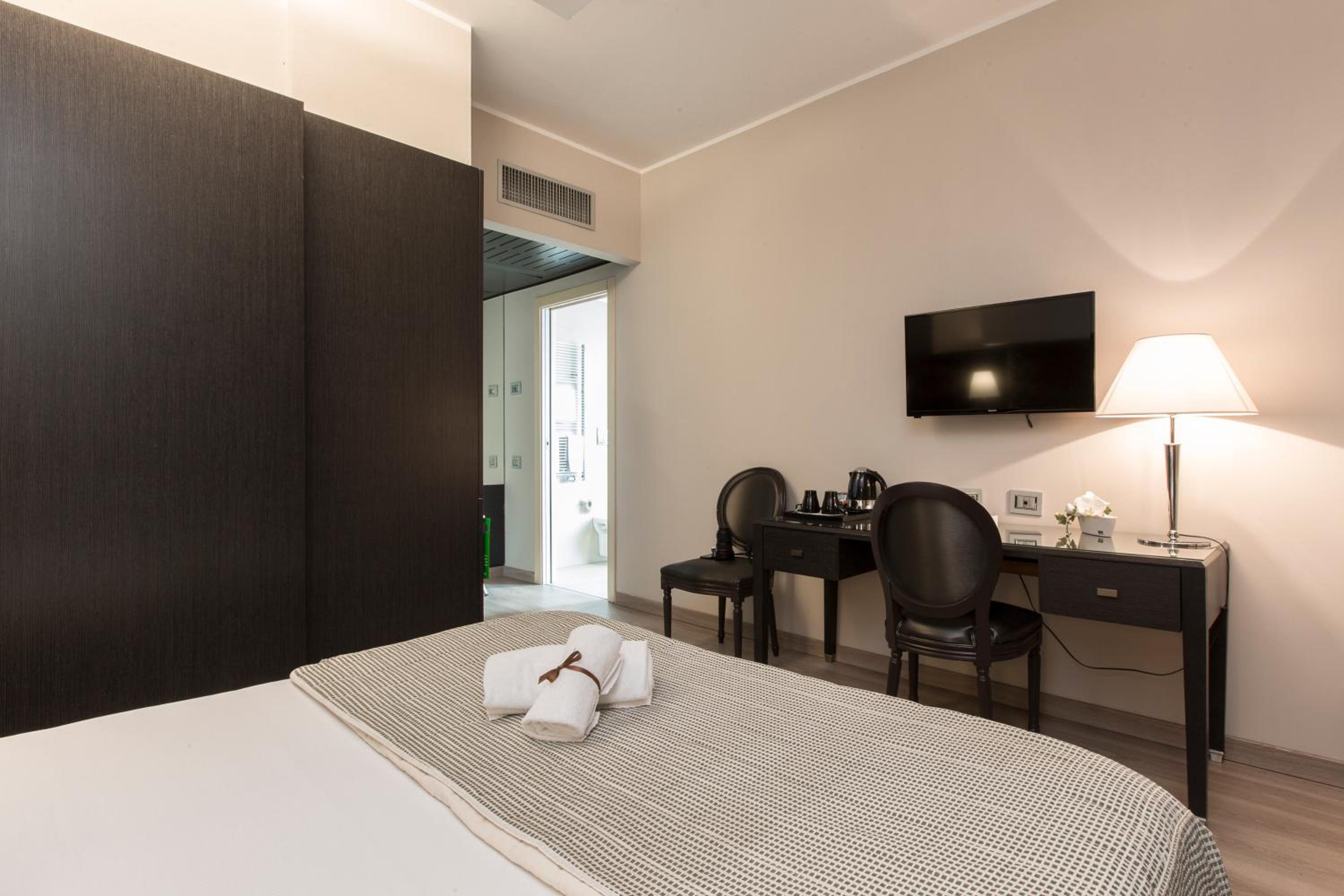 Suite - Photo 1