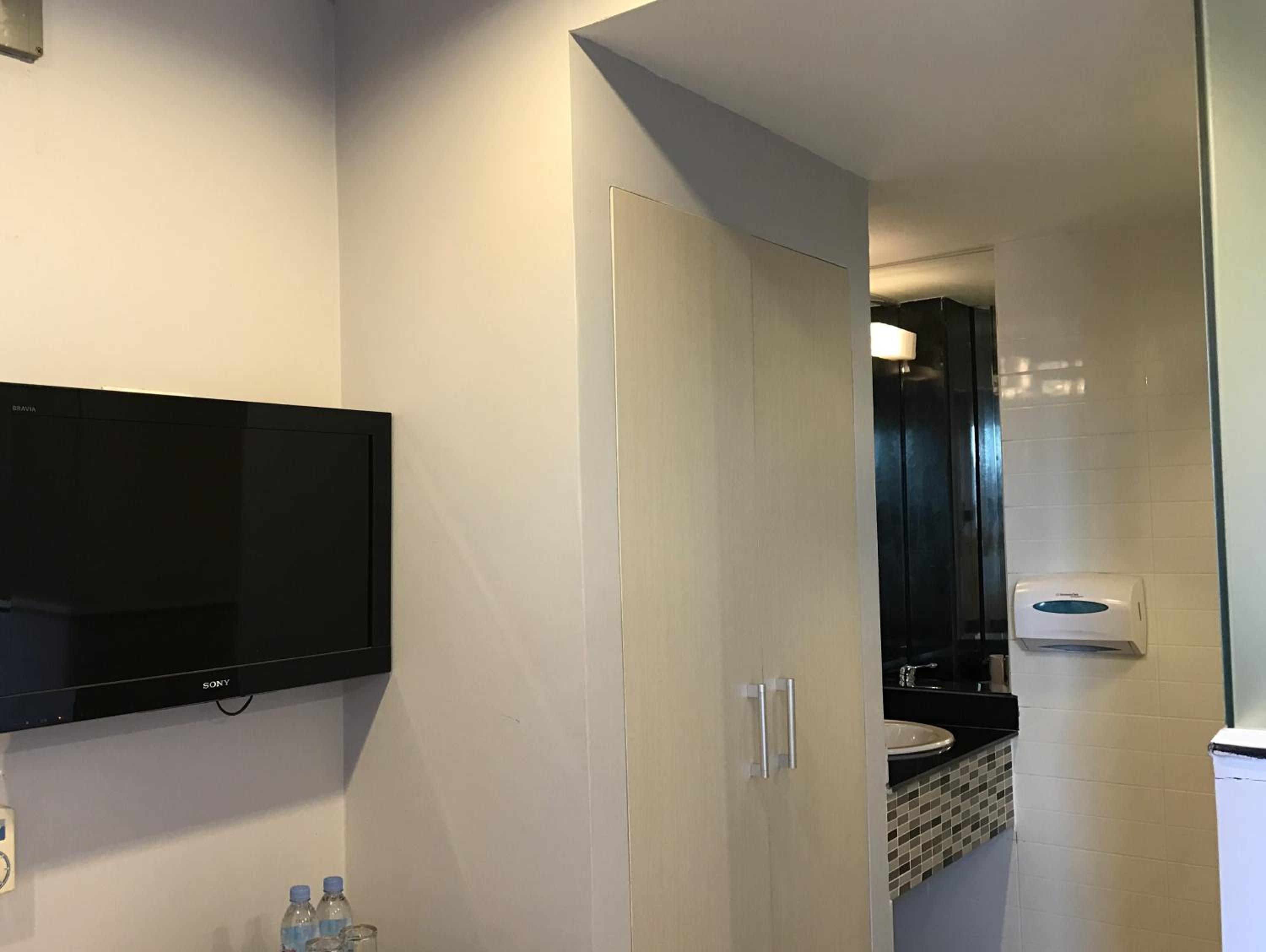 Double Room with Air-Conditioning - Photo 6