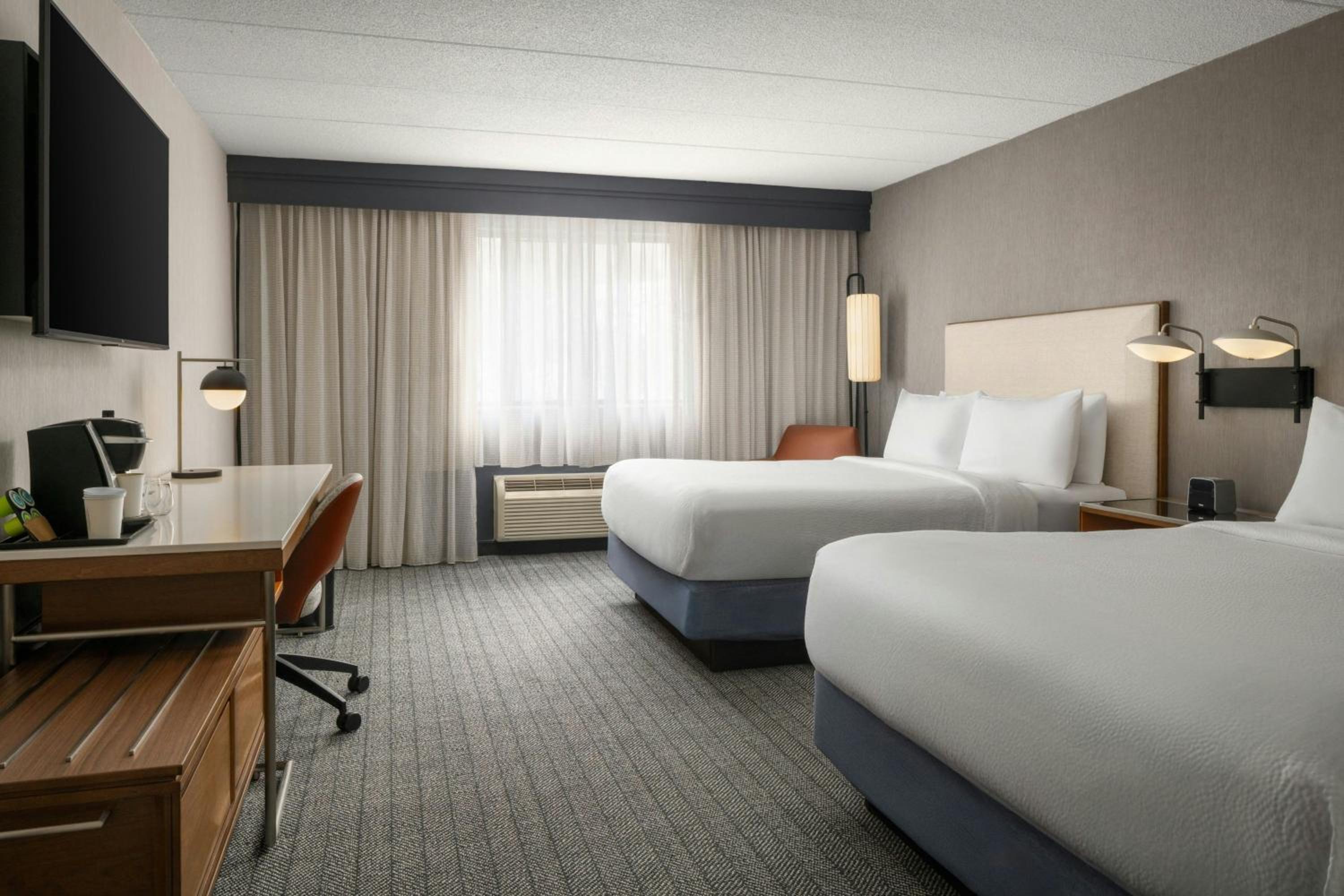 Queen Room with Two Queen Beds and Roll-In Shower - Mobility Access - Photo 7