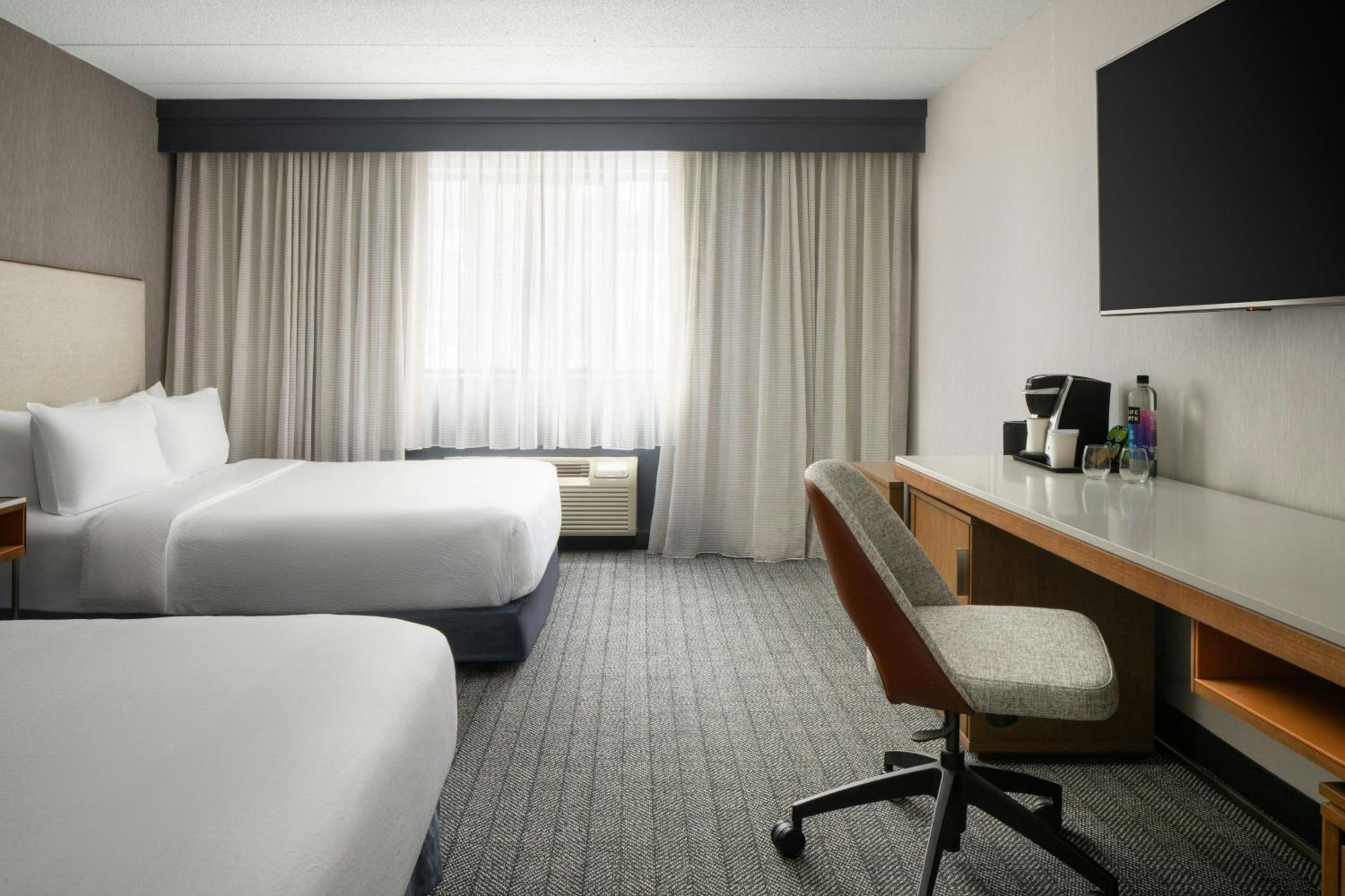 Queen Room with Two Queen Beds and Roll-In Shower - Mobility Access - Photo 8