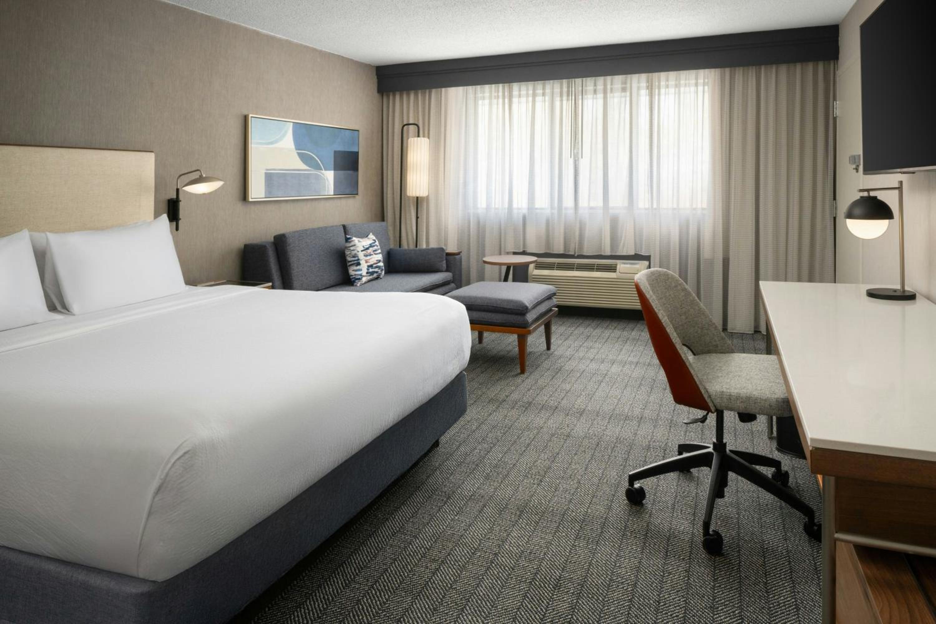 King Room with Roll-In Shower - Mobility Accessible - Photo 6