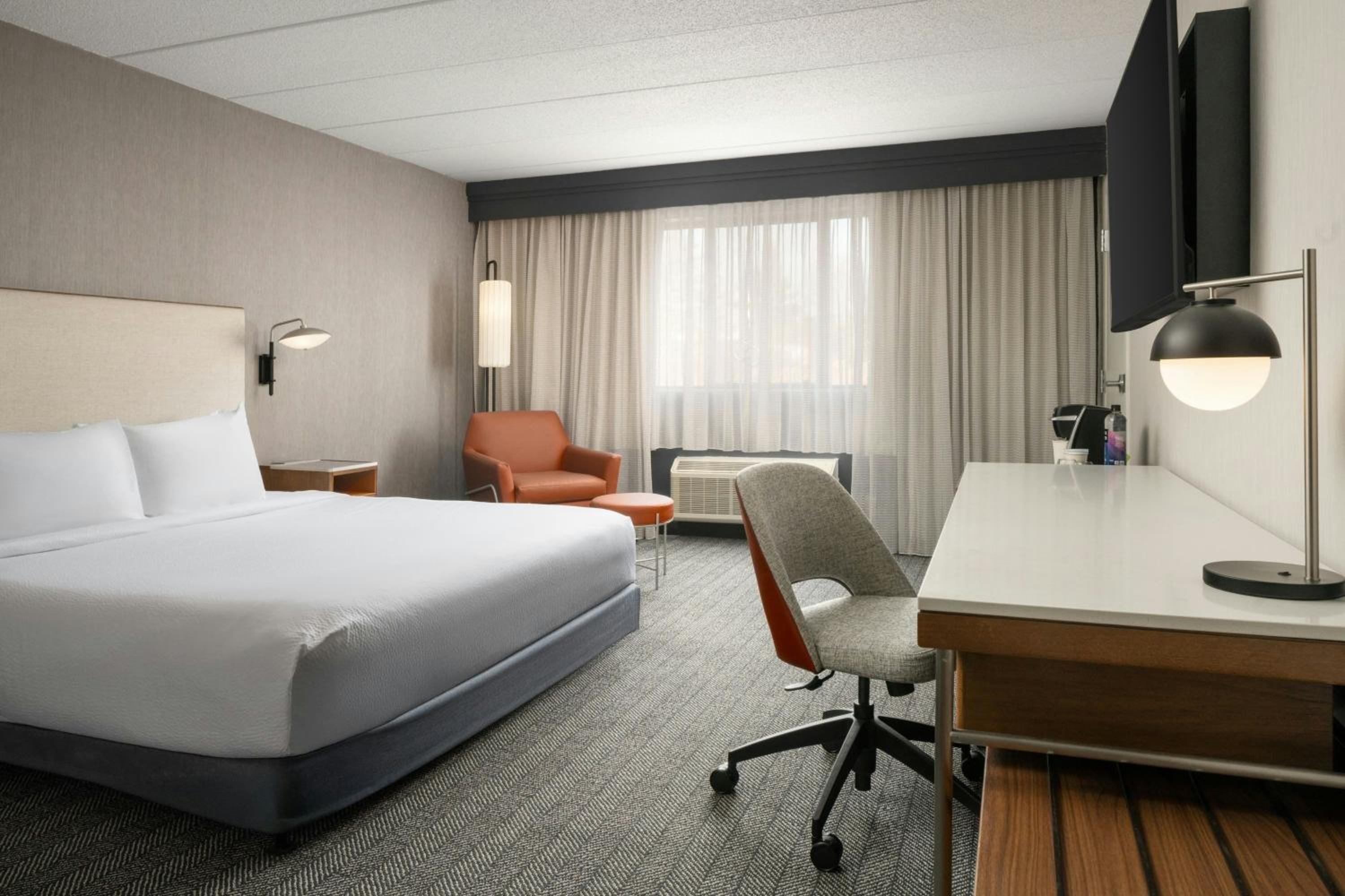 King Room with Roll-In Shower - Mobility Accessible - Photo 7