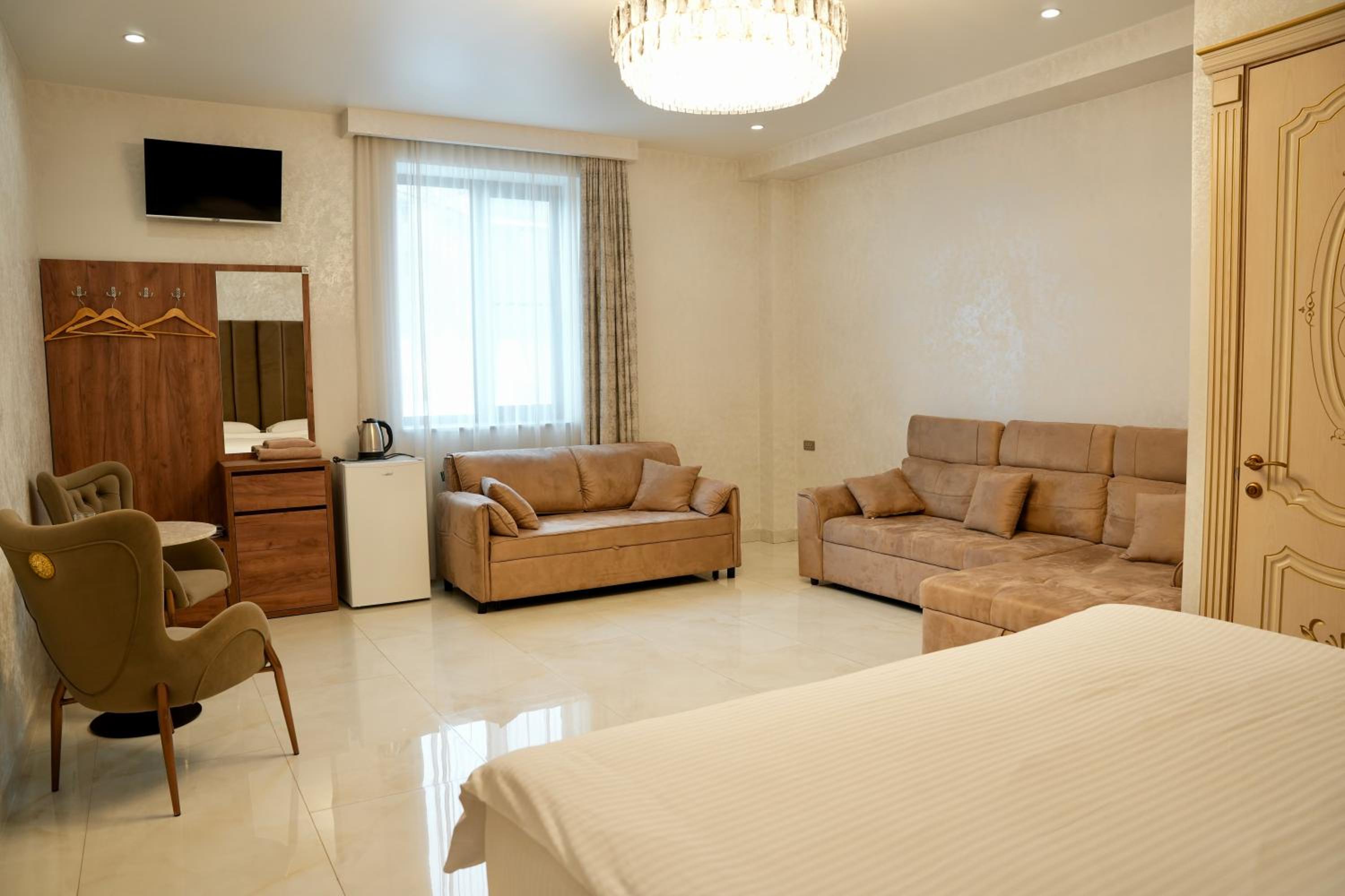 Deluxe King Suite photo 3