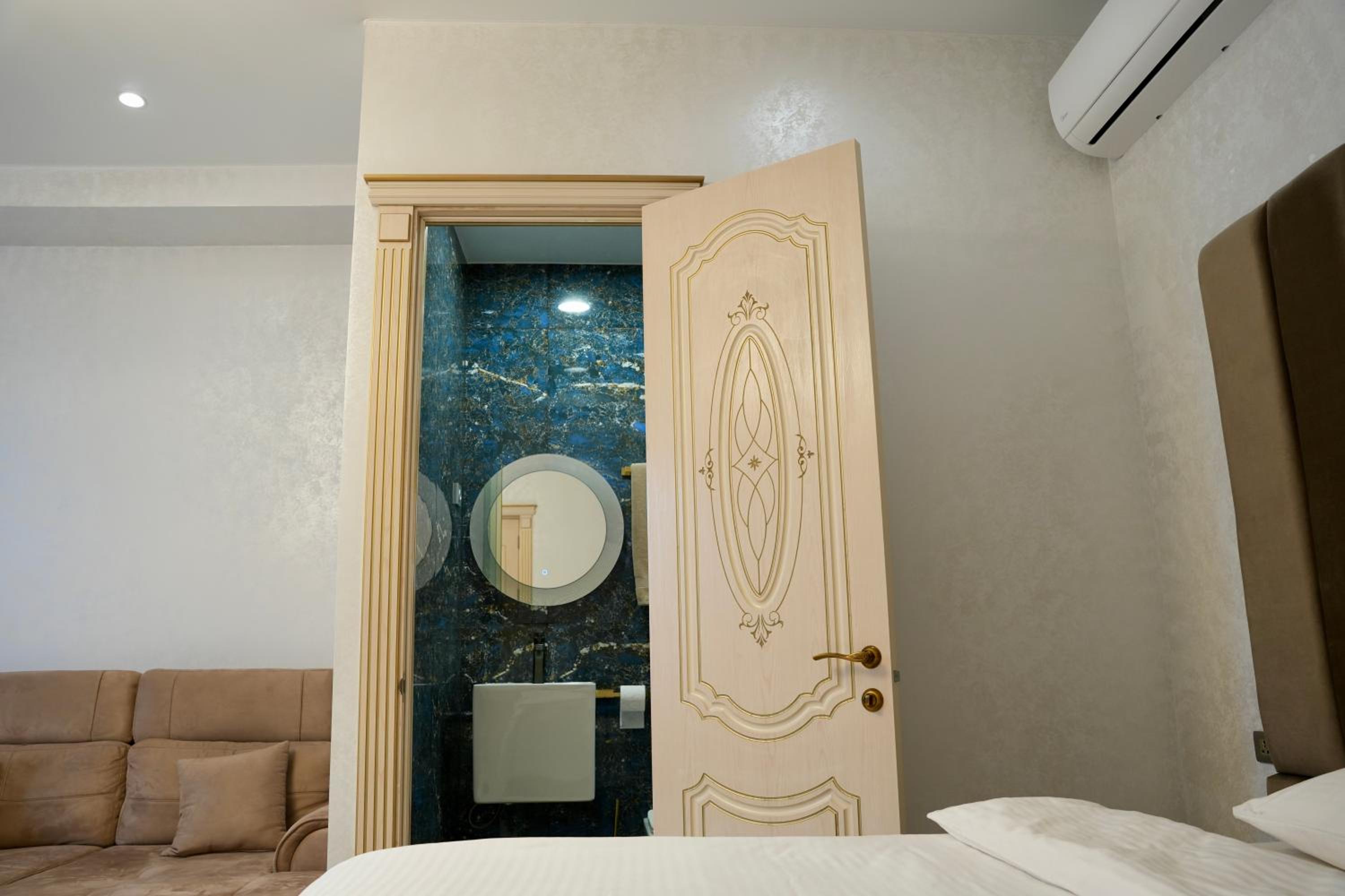 Deluxe King Suite photo 2