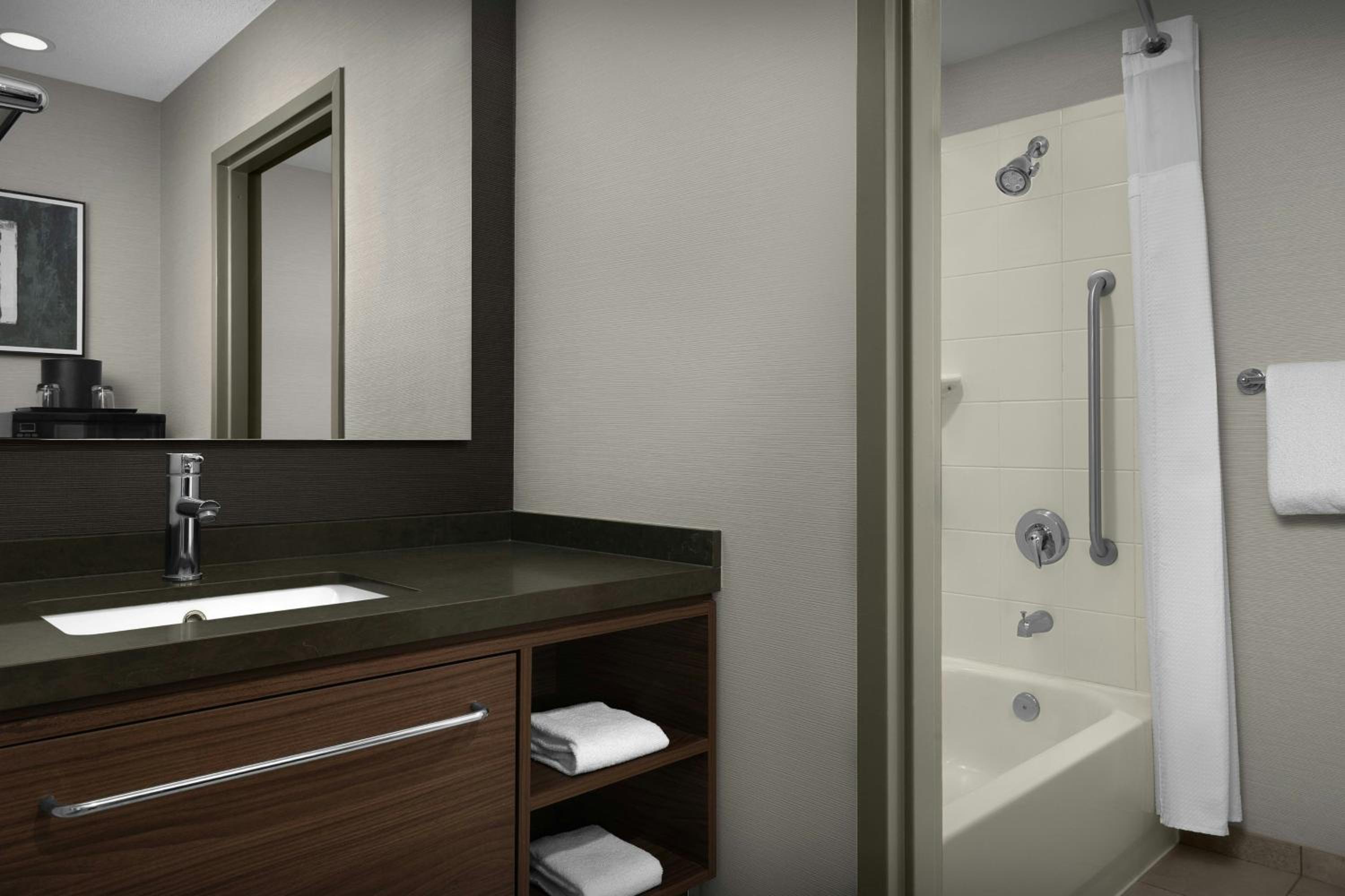 King Room with Sofa Bed - Hearing Accessible - Photo 5