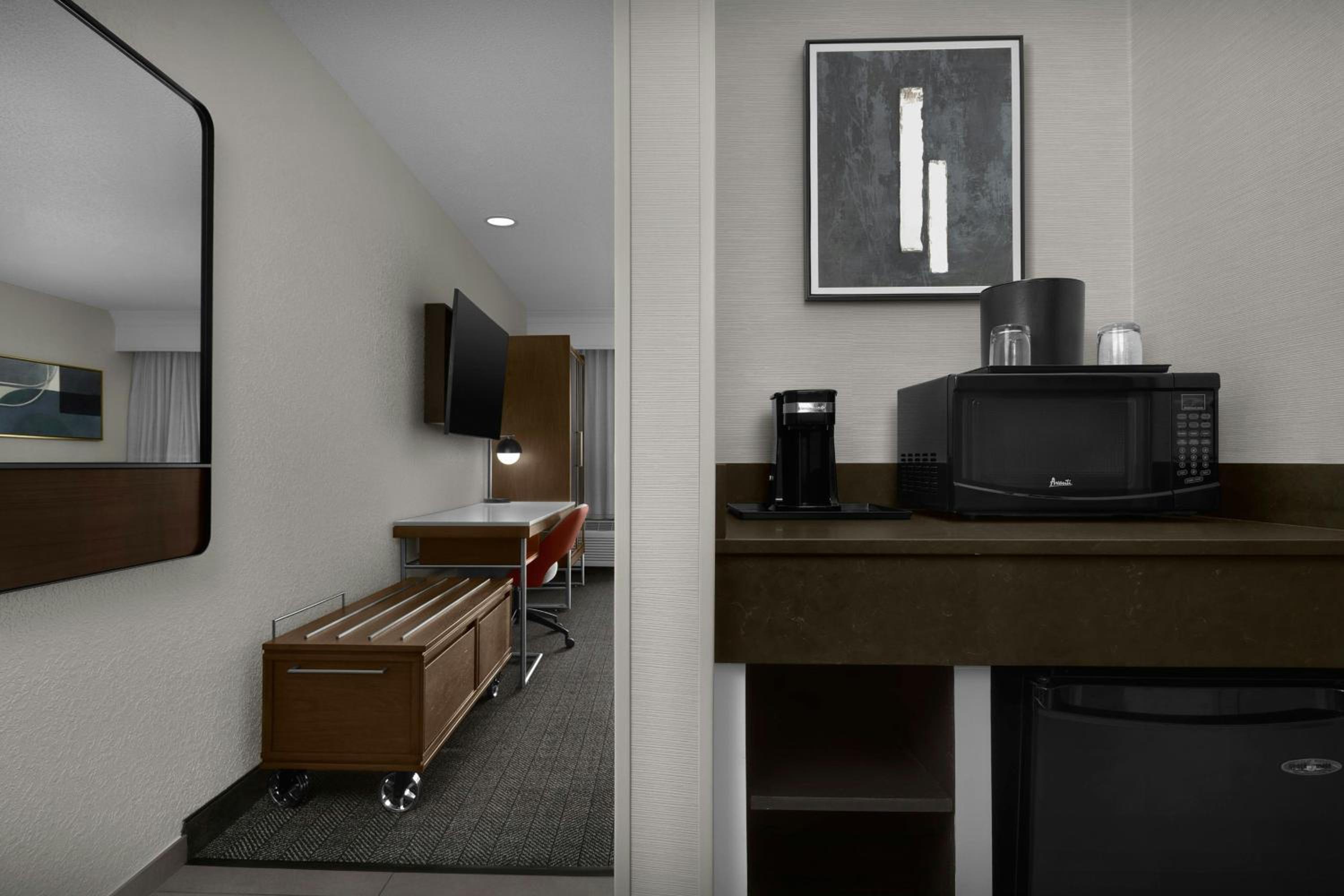 King Room with Sofa Bed - Hearing Accessible - Photo 3