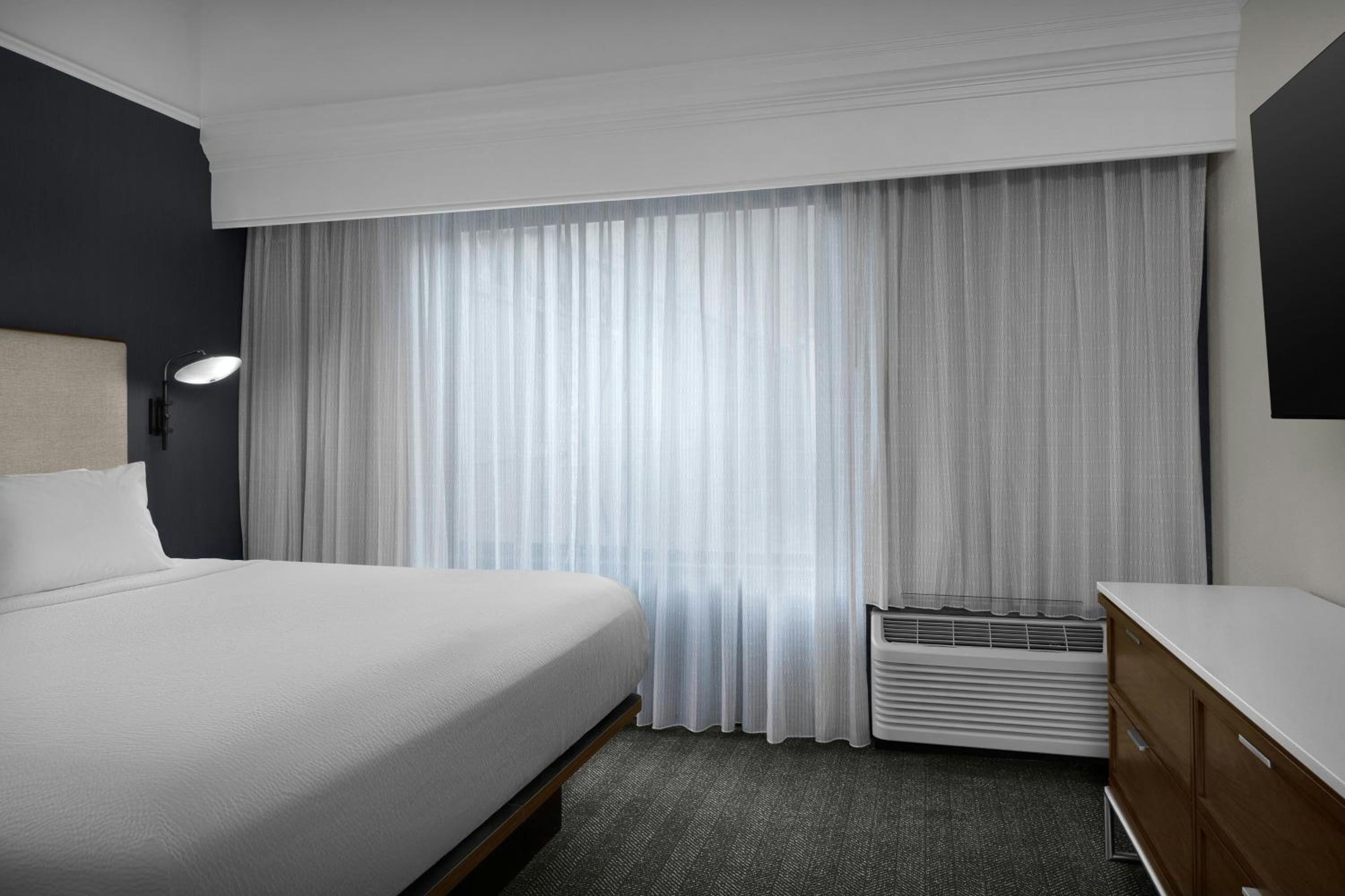 One-Bedroom King Suite with Sofa Bed - Photo 3