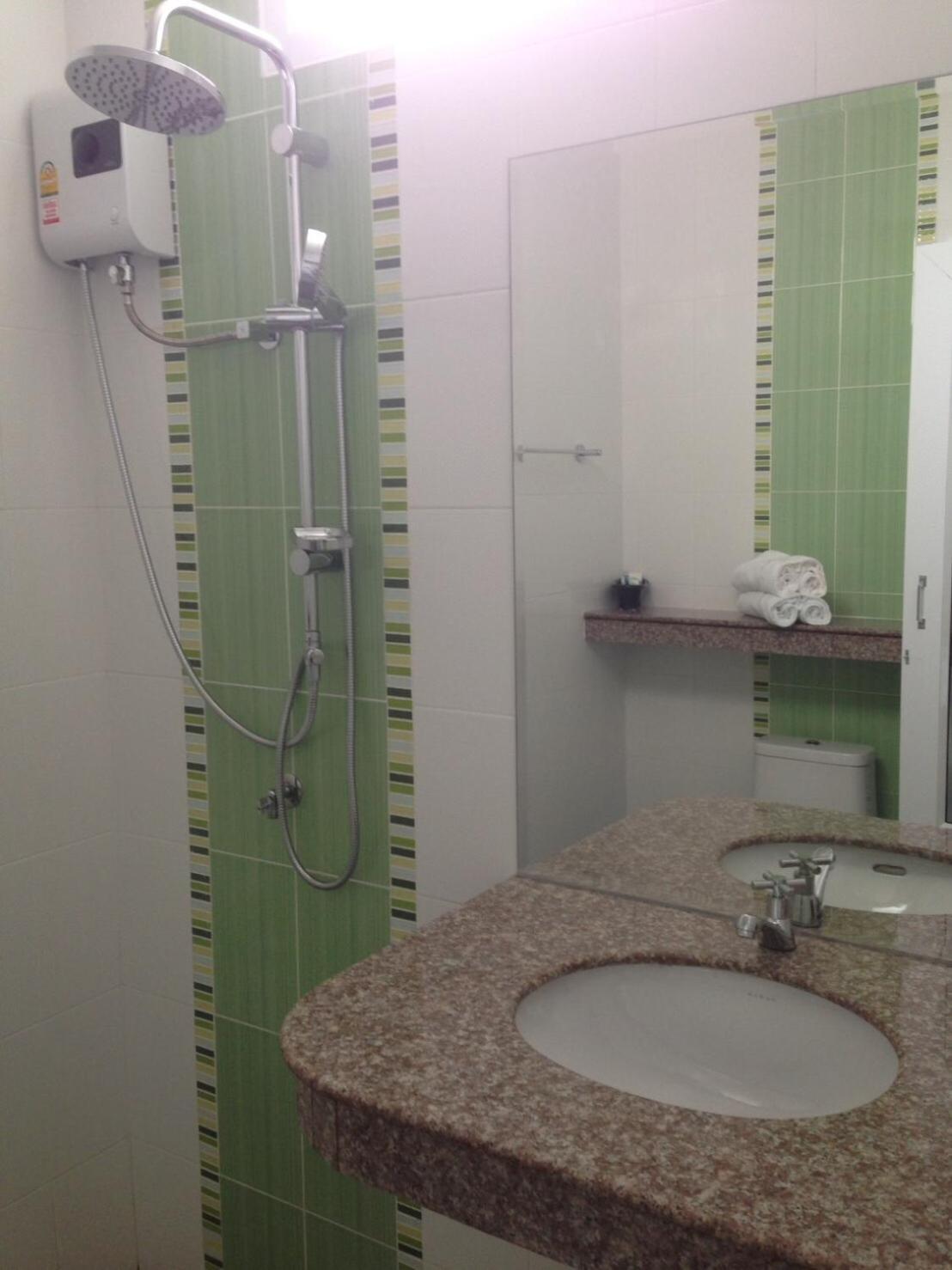 Deluxe Twin Room - Photo 9