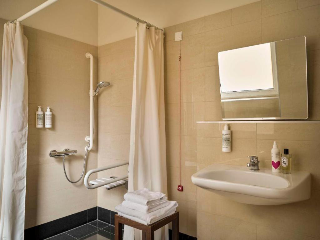 Queen Room - Disability Access photo 1