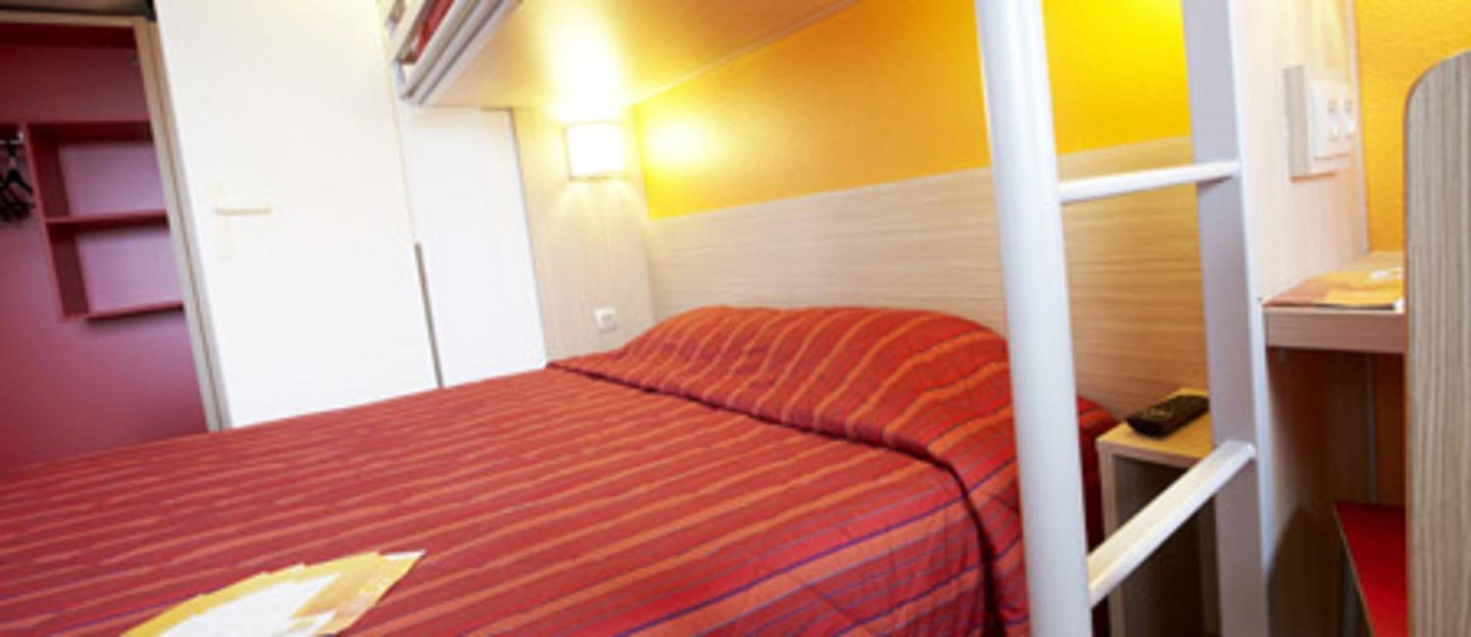 Triple Room (1 Double Bed + 1 Single Bed) photo 3