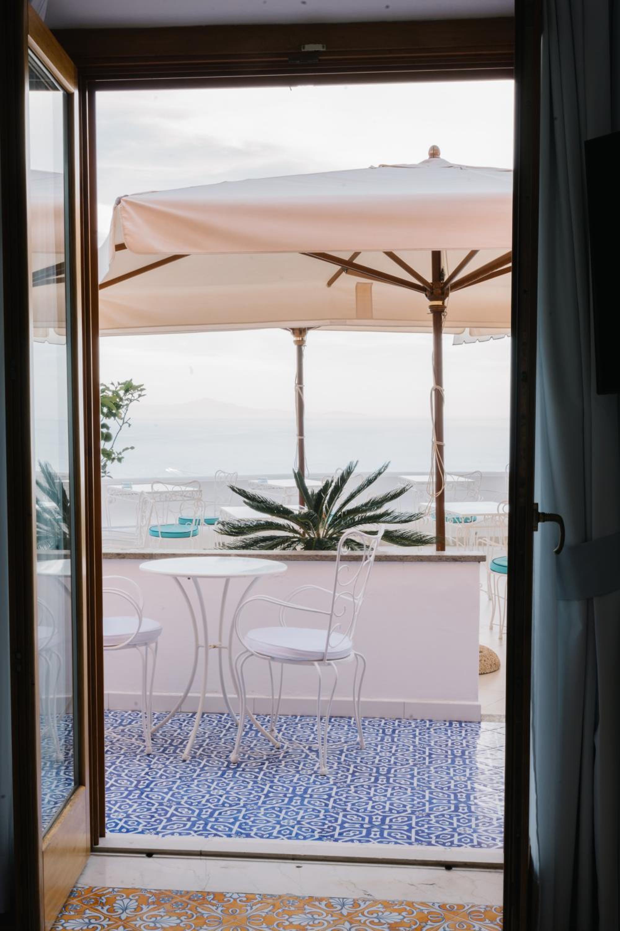 Superior Quadruple Room with Sea View - Photo 4