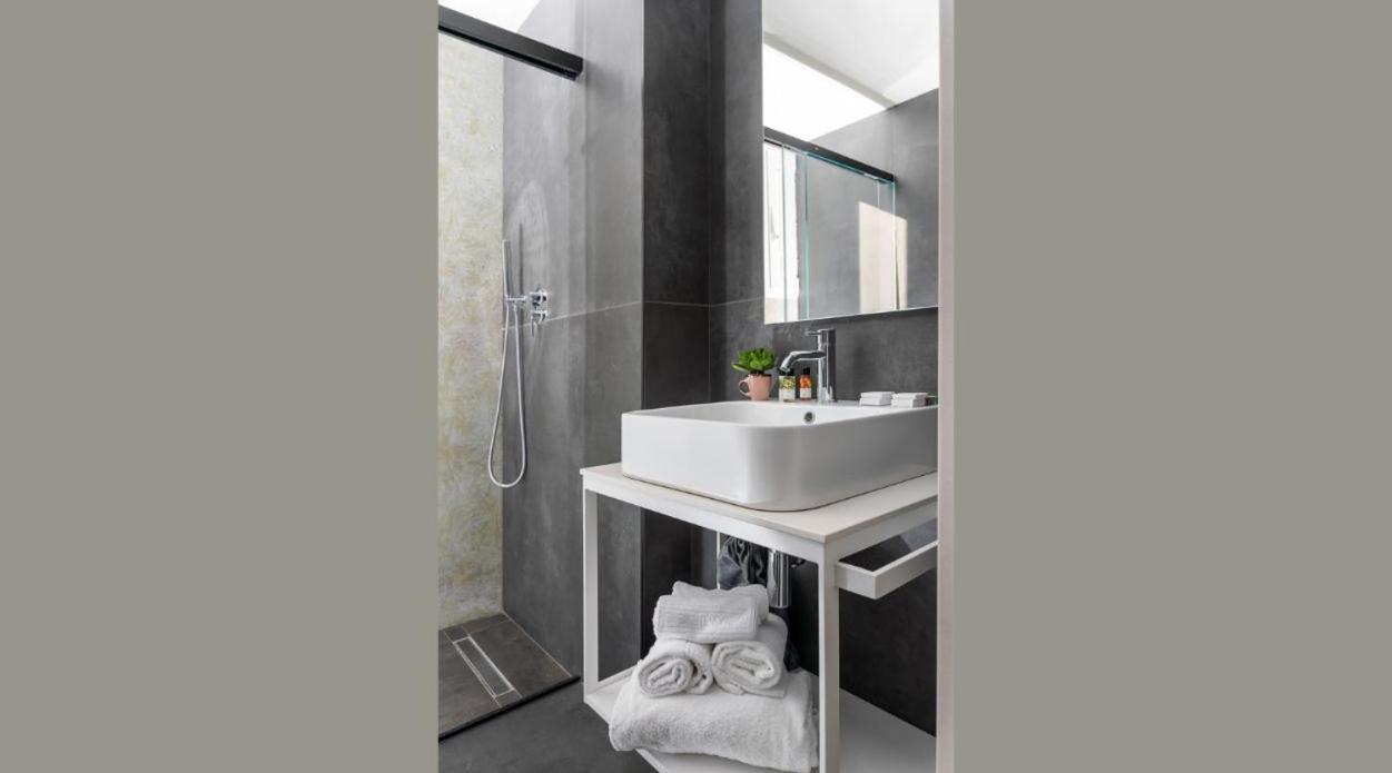 Deluxe Single Room with Balcony photo 3