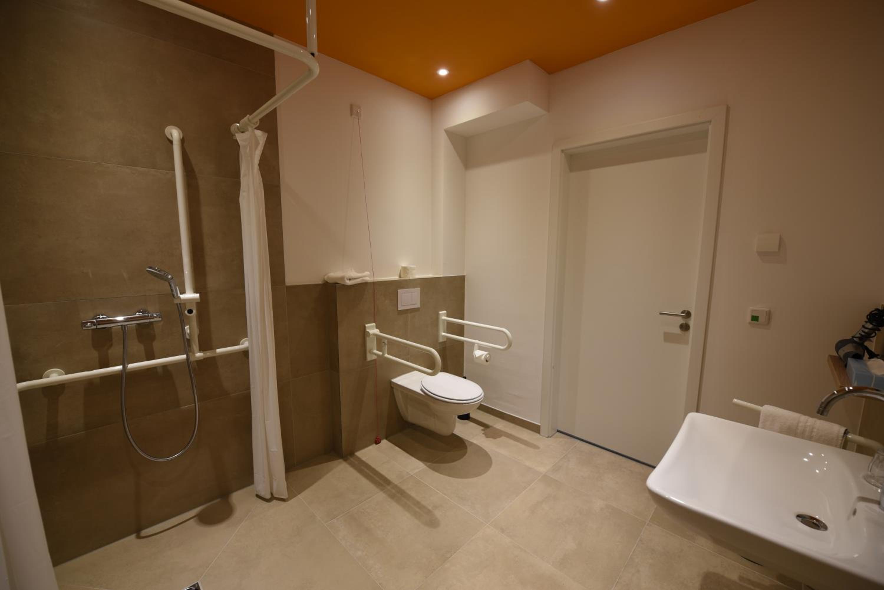 Twin Room - Disability Access photo 3