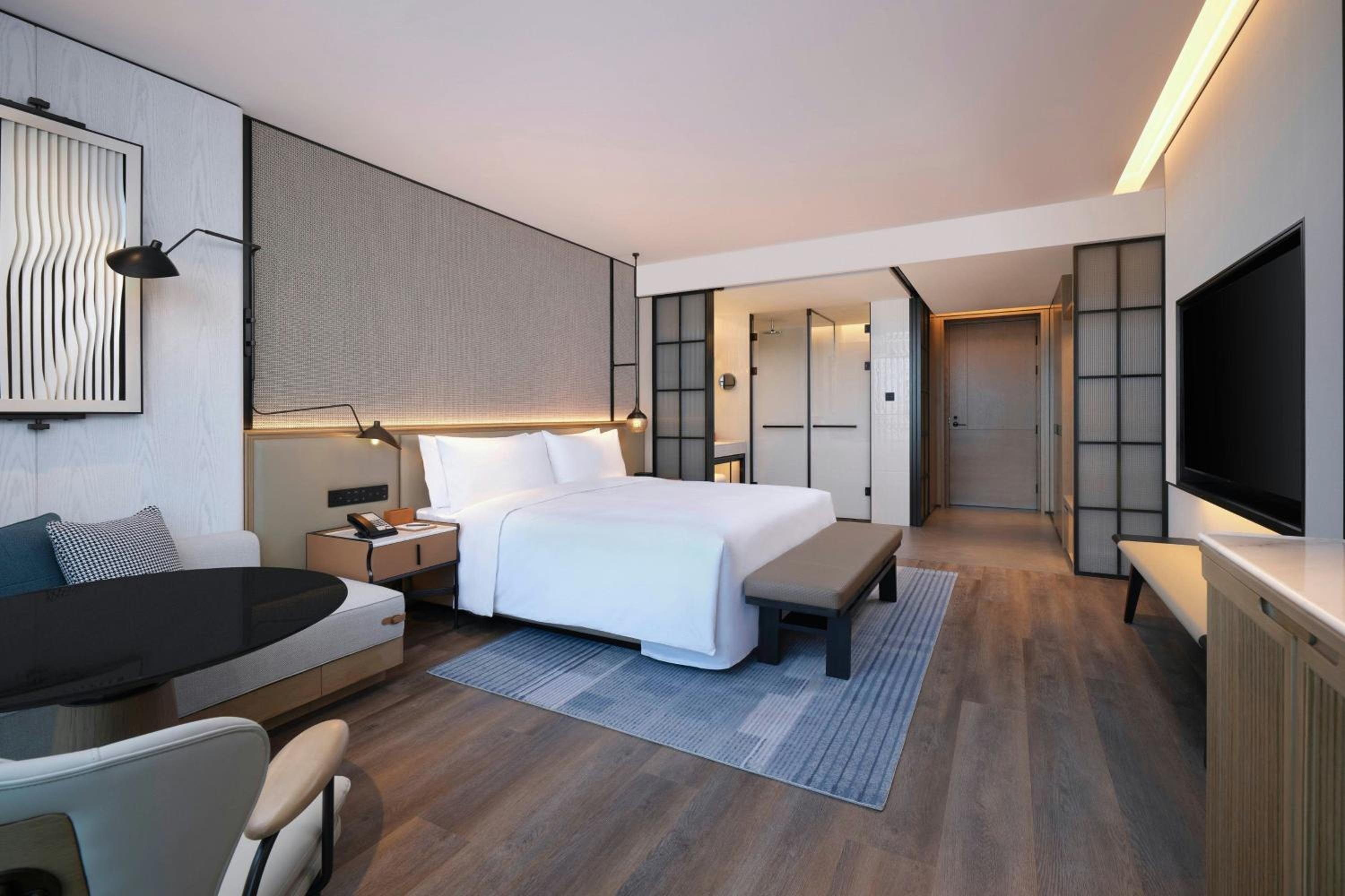 Superior King Room with City View photo 2