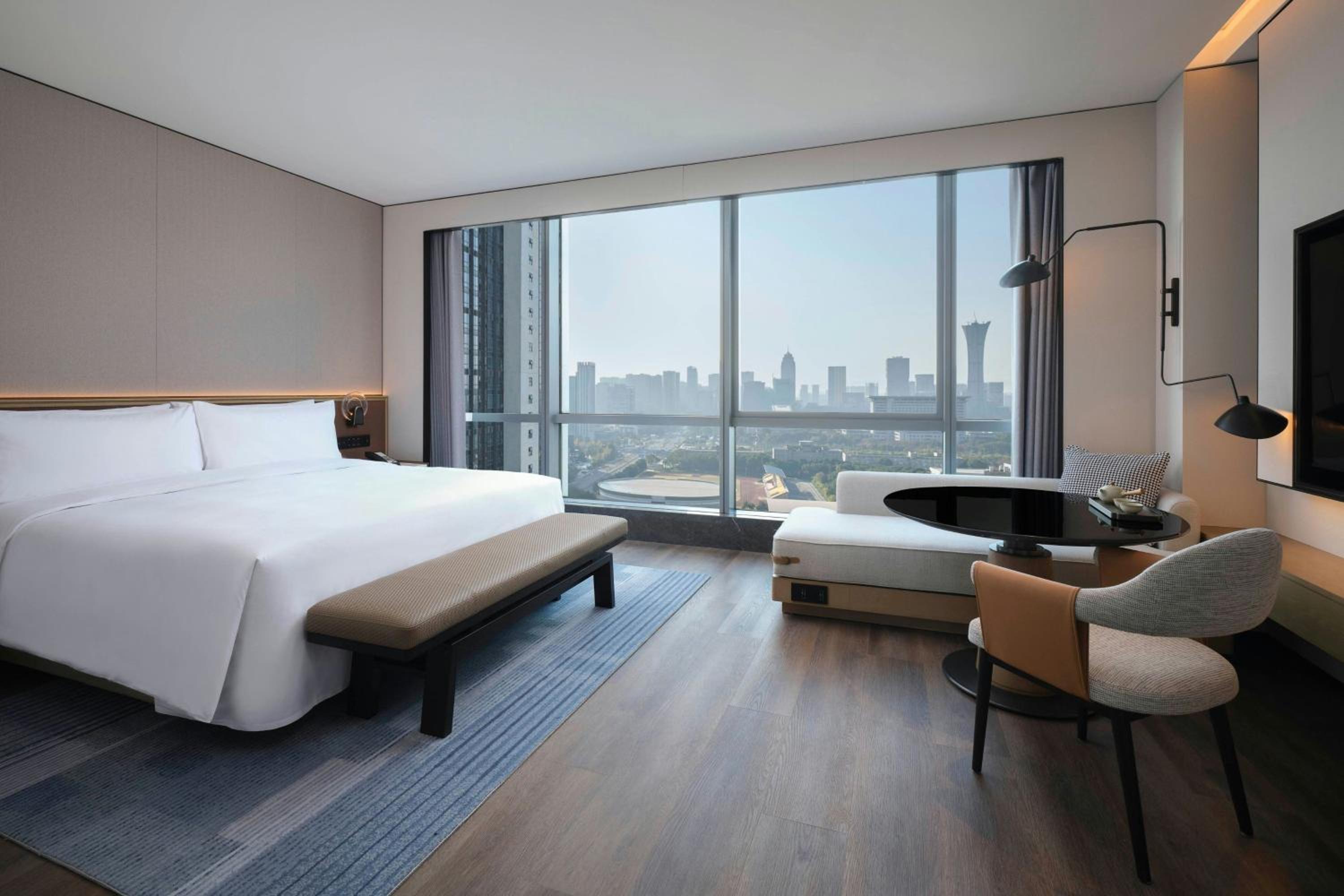Premier Business King Room with City View photo 2