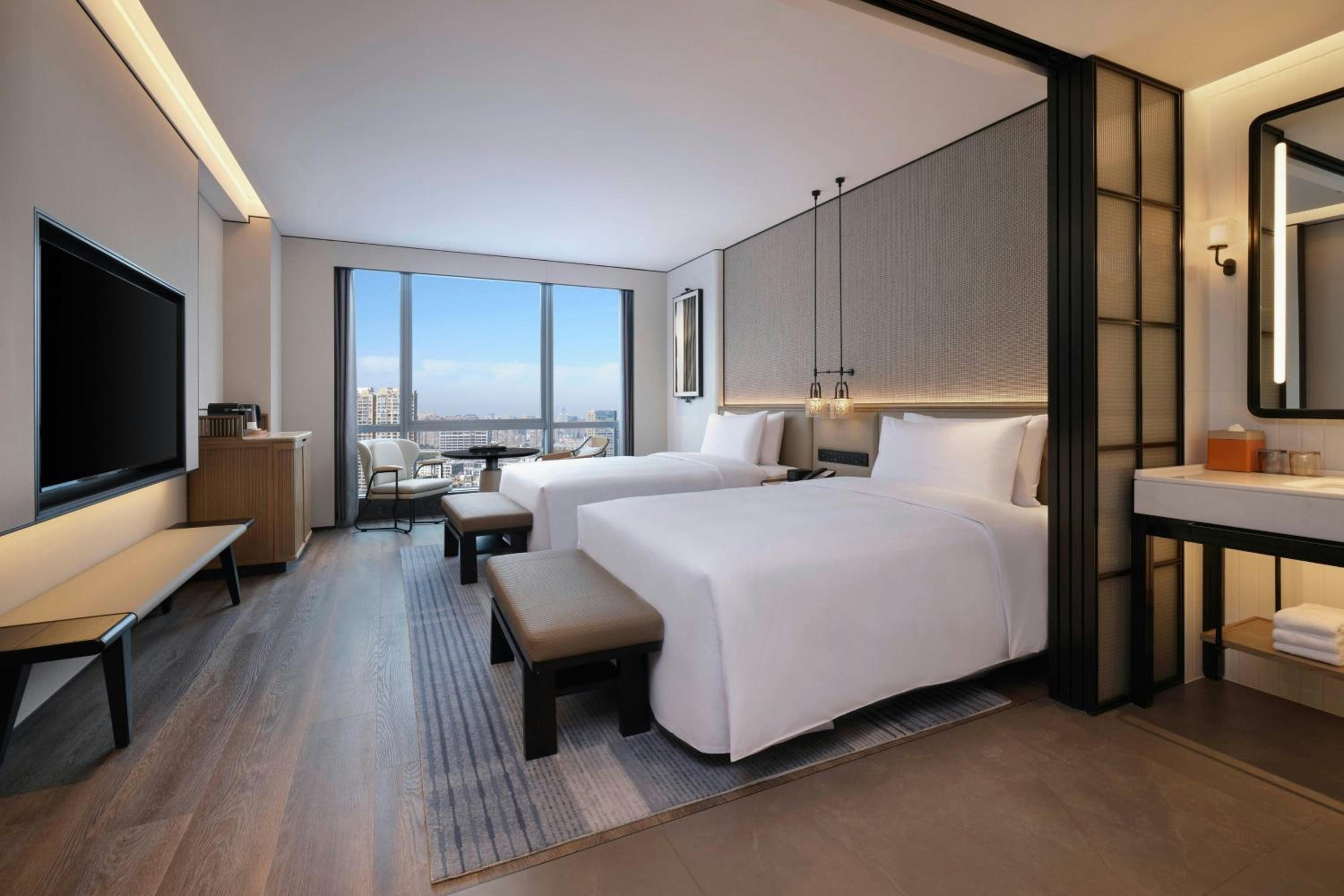 Superior Double Room with Two Double Beds and City View photo 2