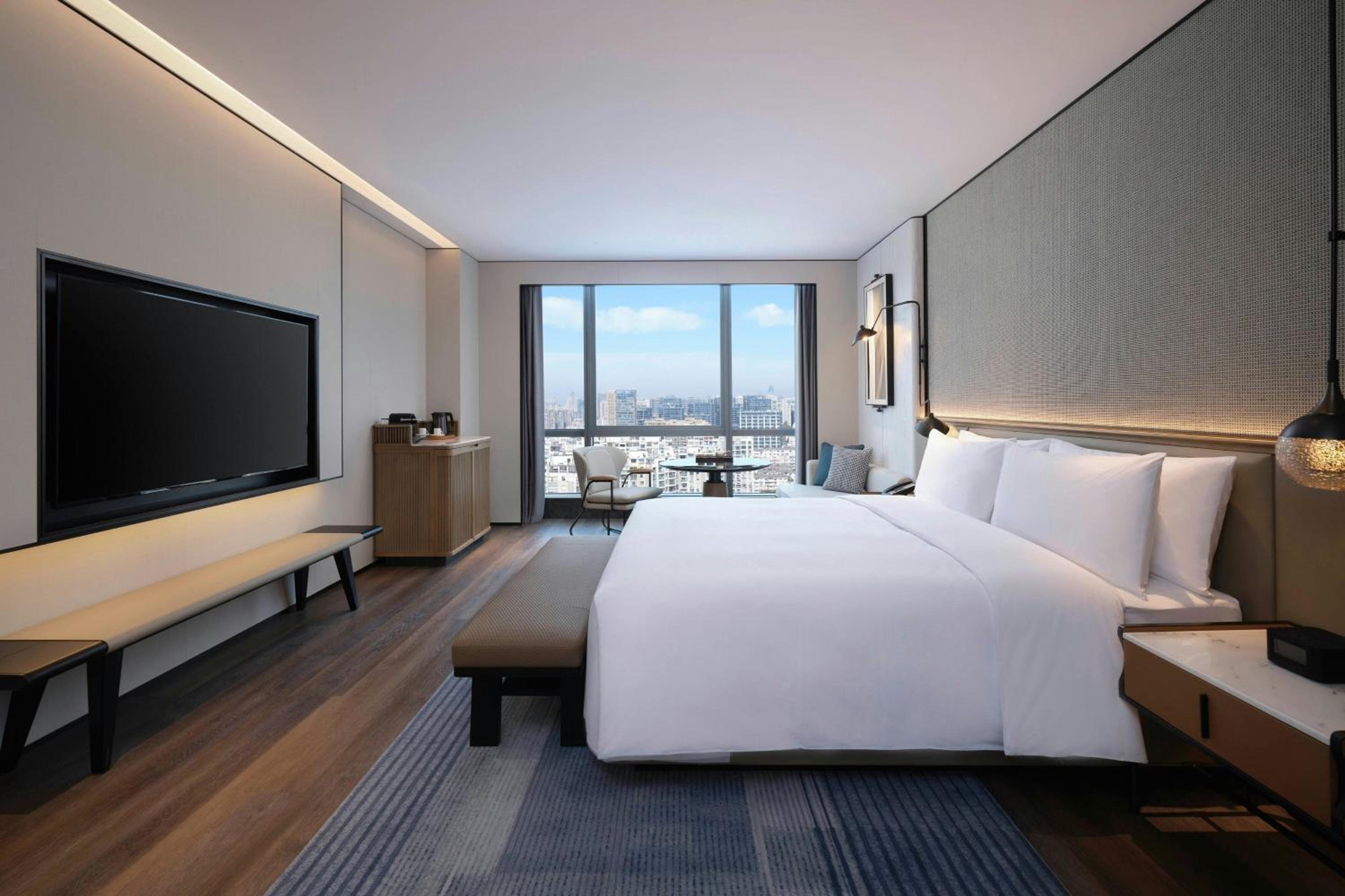 Superior King Room with City View photo 3