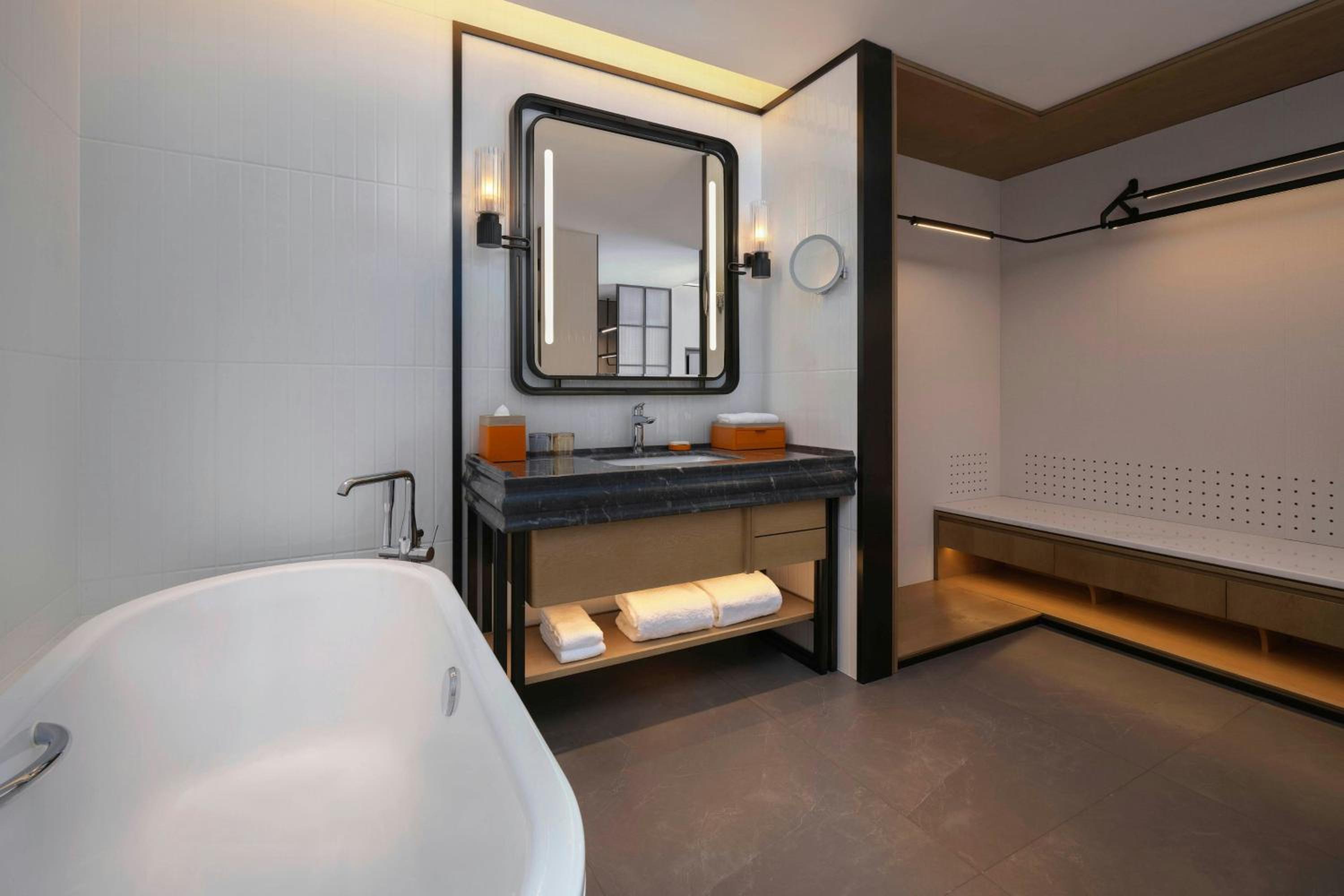 Premier Business King Room with City View photo 3