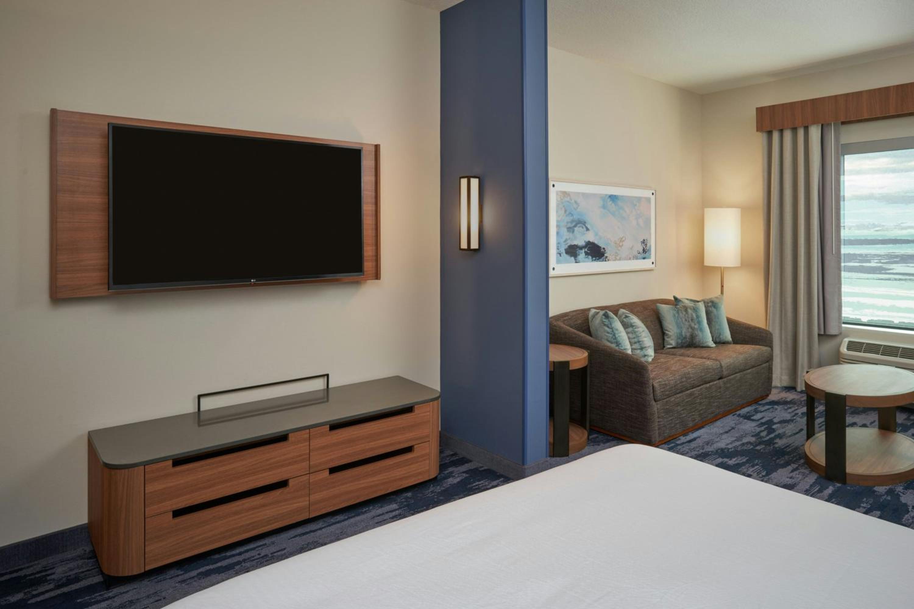 King Suite with Sofa Bed and Adapted Tub - Mobility Accessible
