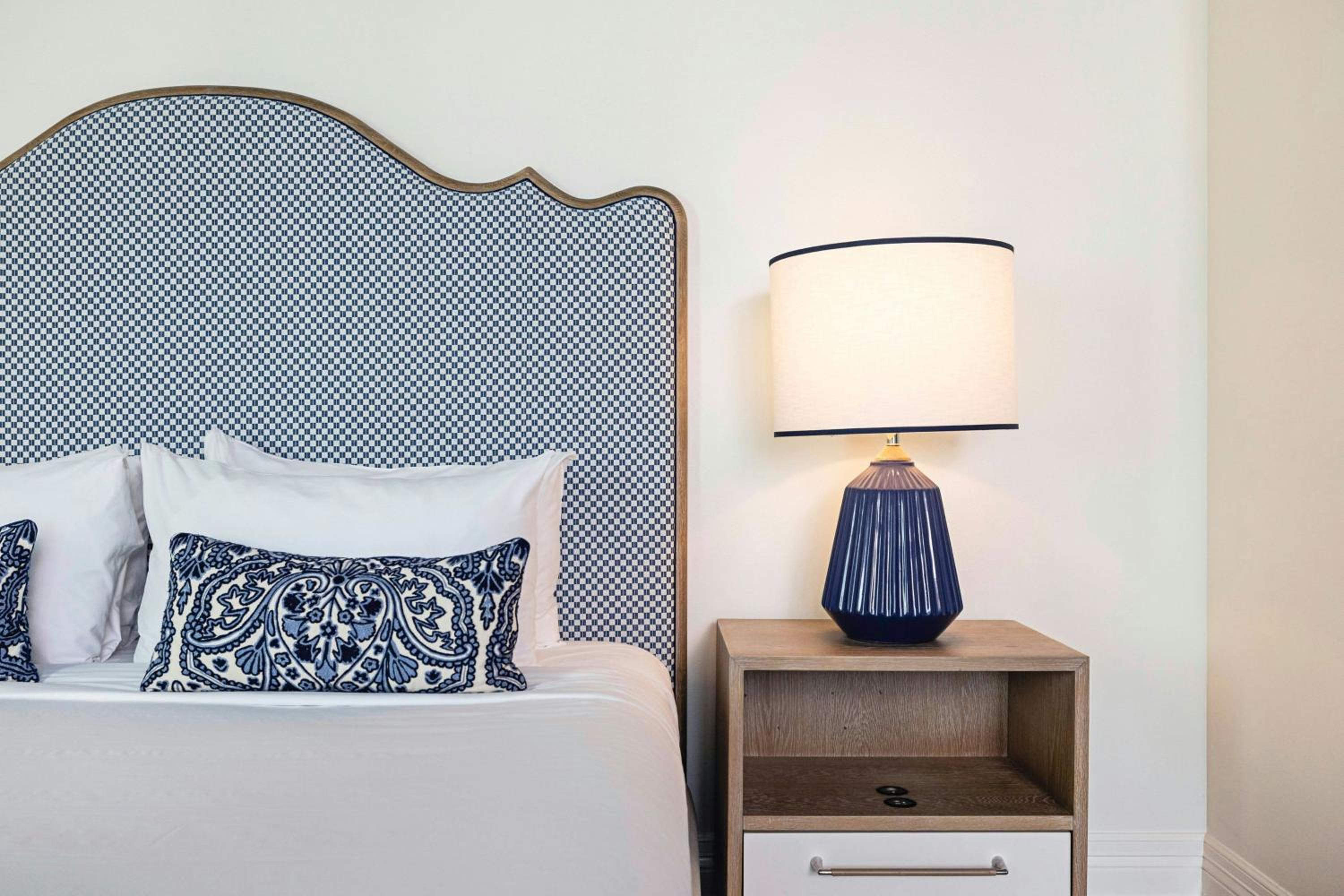 Classic King Room with Balcony and City View - Photo 2