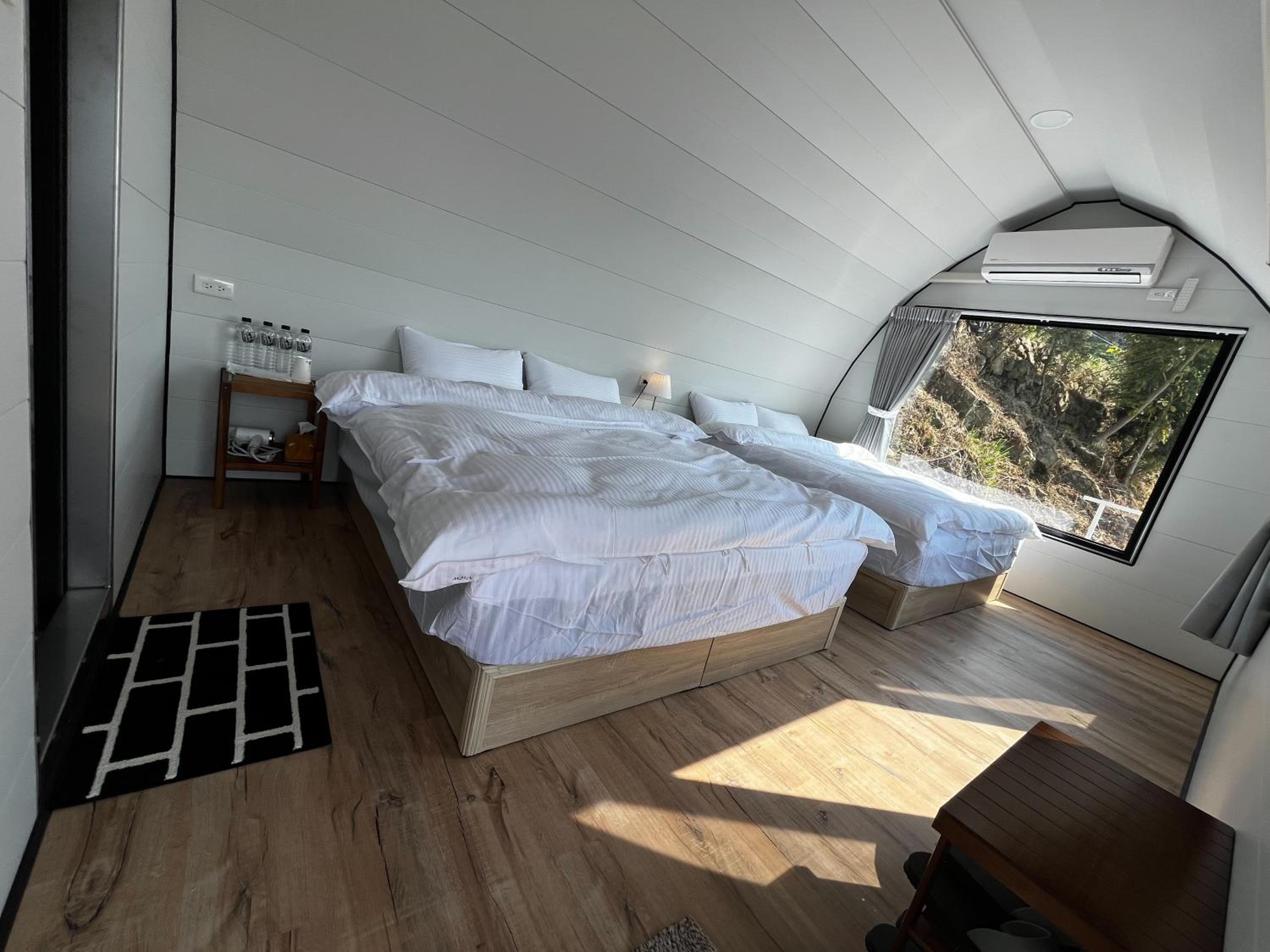 Five-Bedroom House photo 3