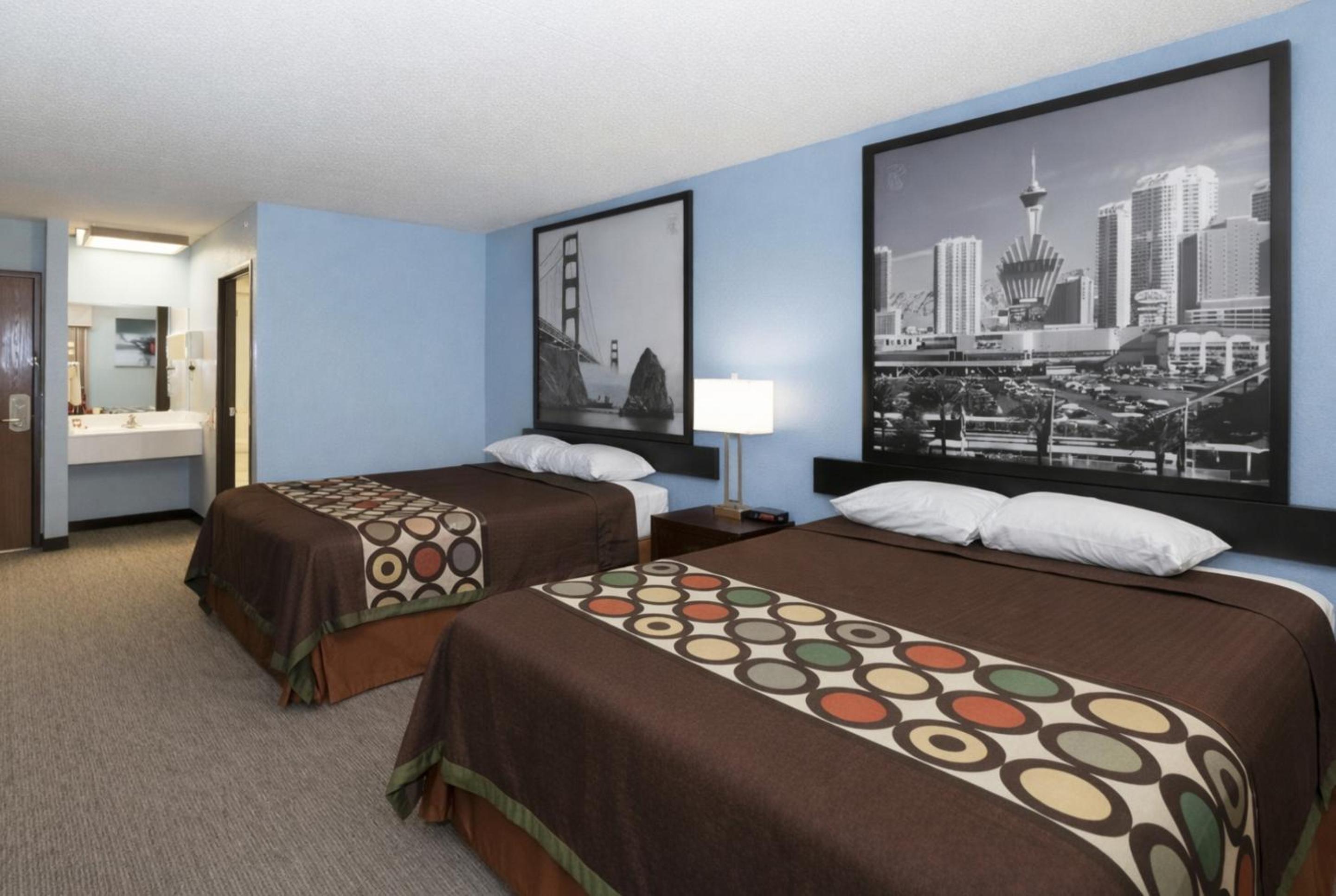 Queen Room with Two Queen Beds - Photo 4
