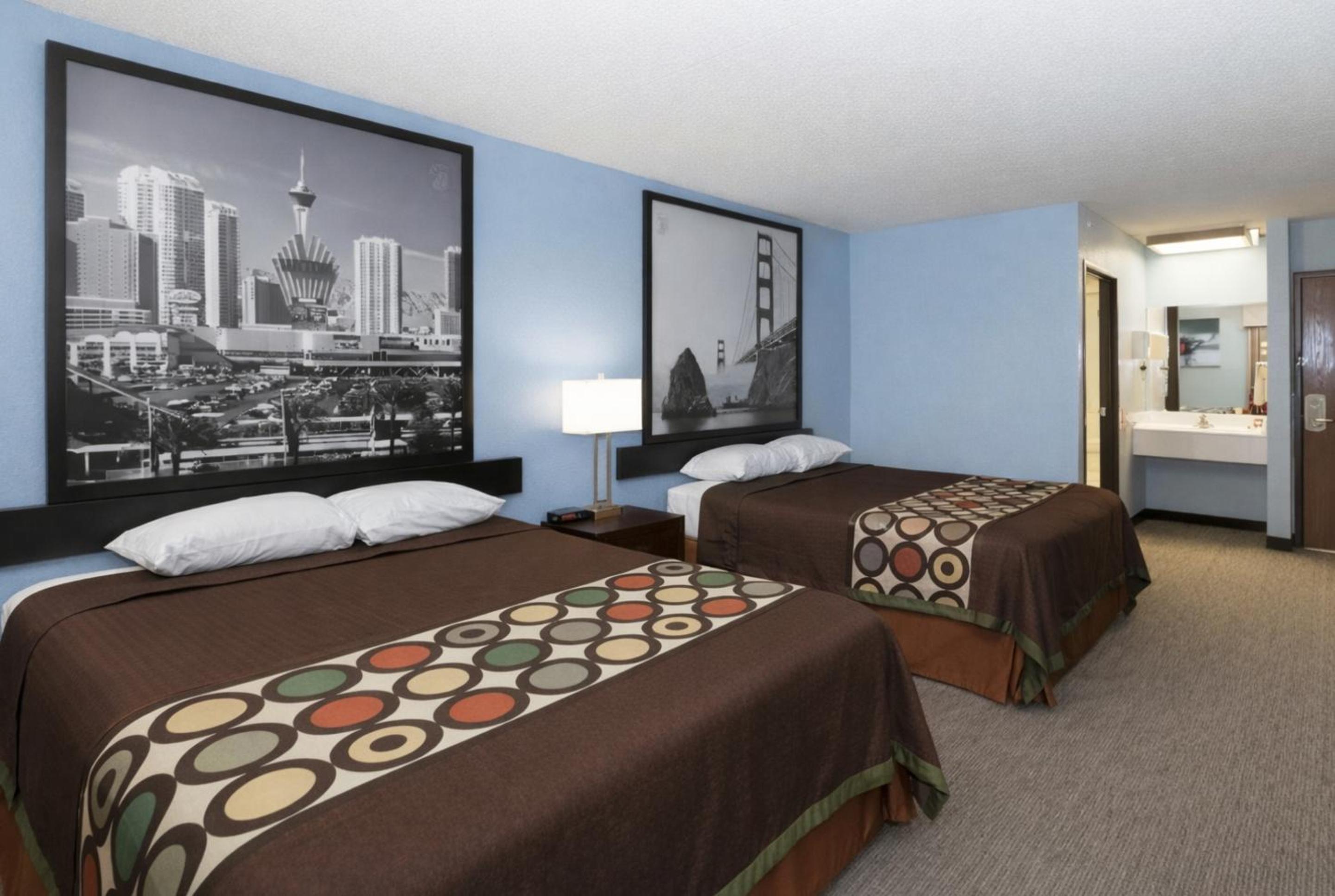Queen Room with Two Queen Beds - Photo 3