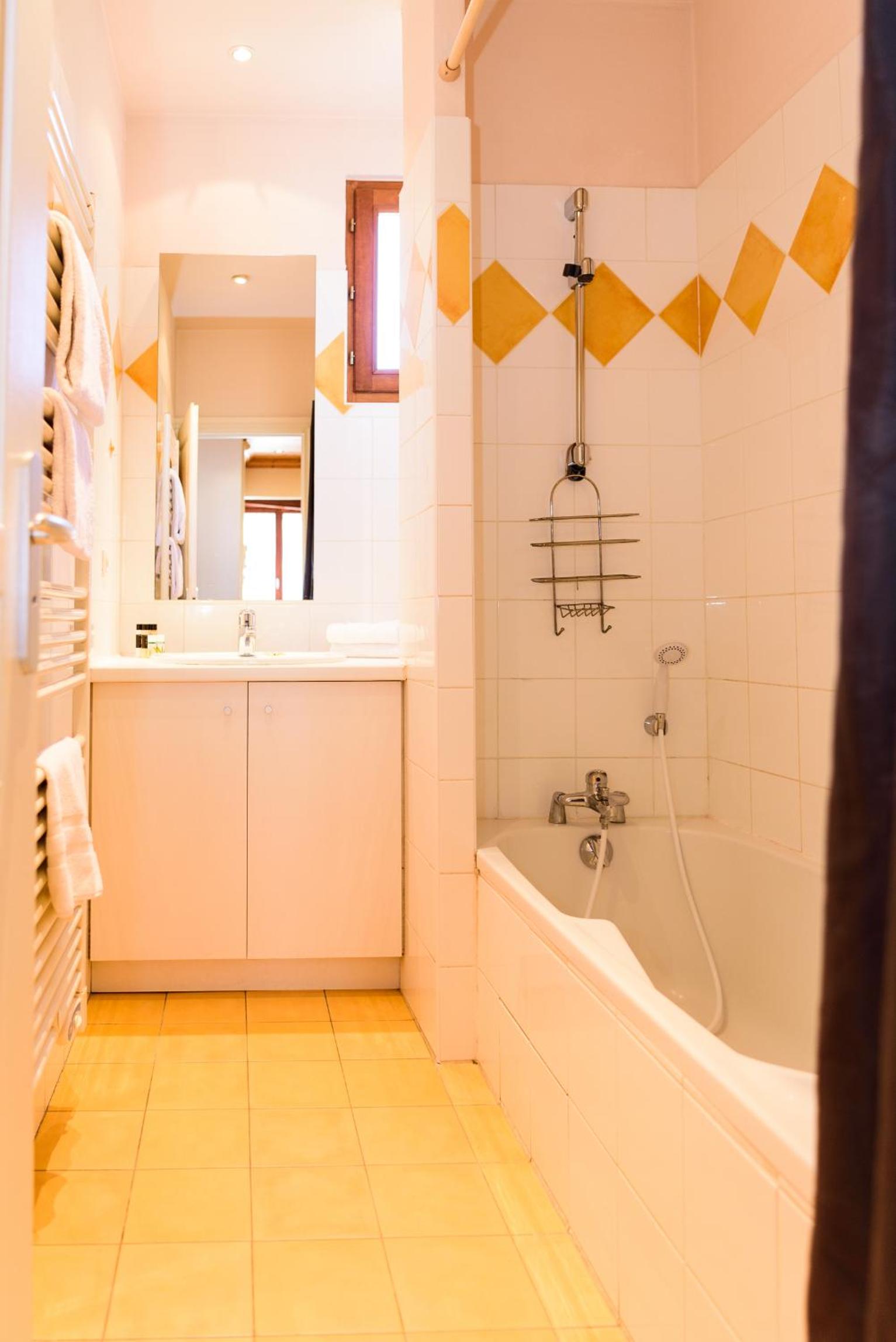 Two-Bedroom Apartment (1-4 Adults) photo 2