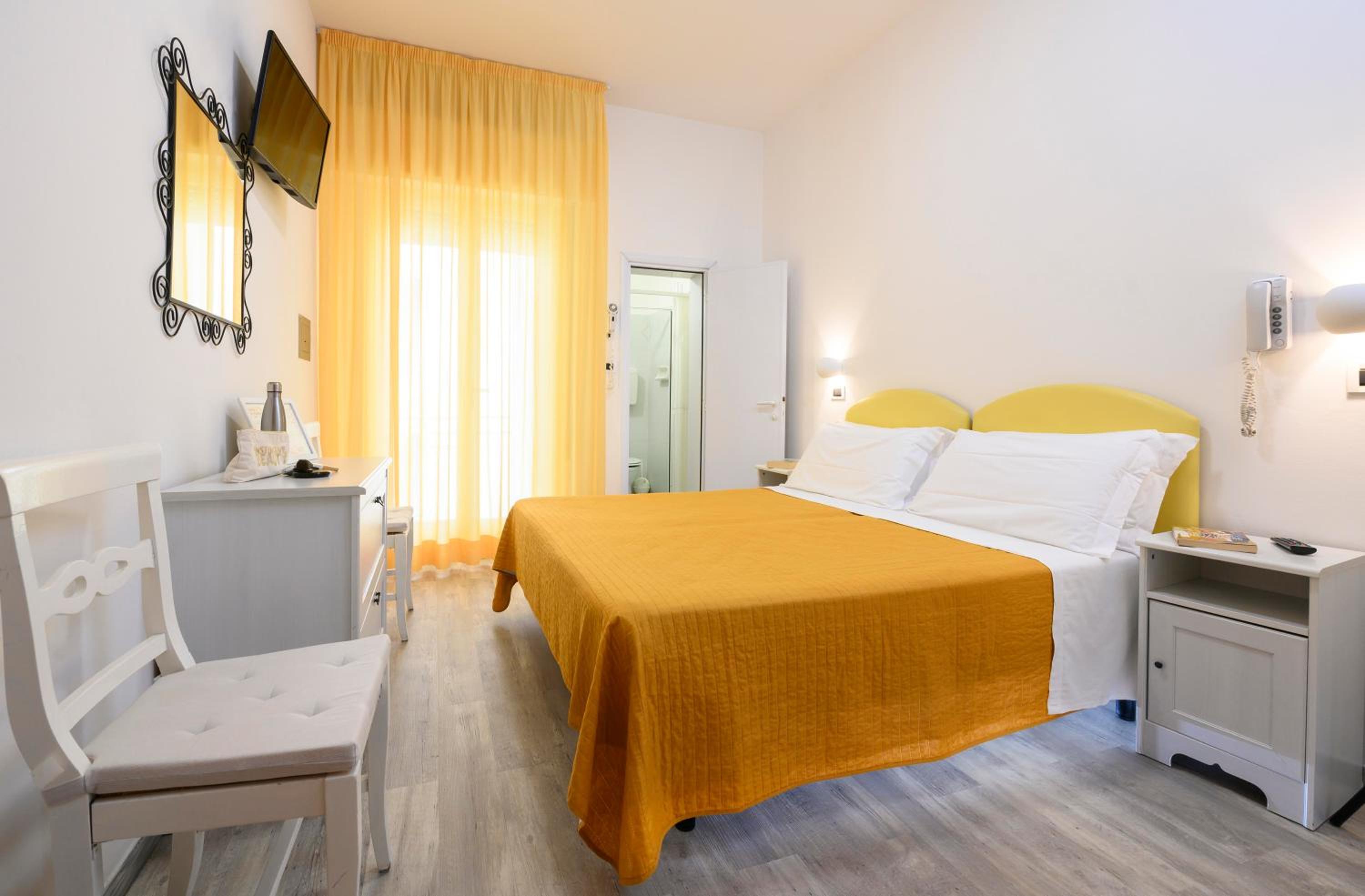 Deluxe Double or Twin Room with Balcony and Sea View photo 1