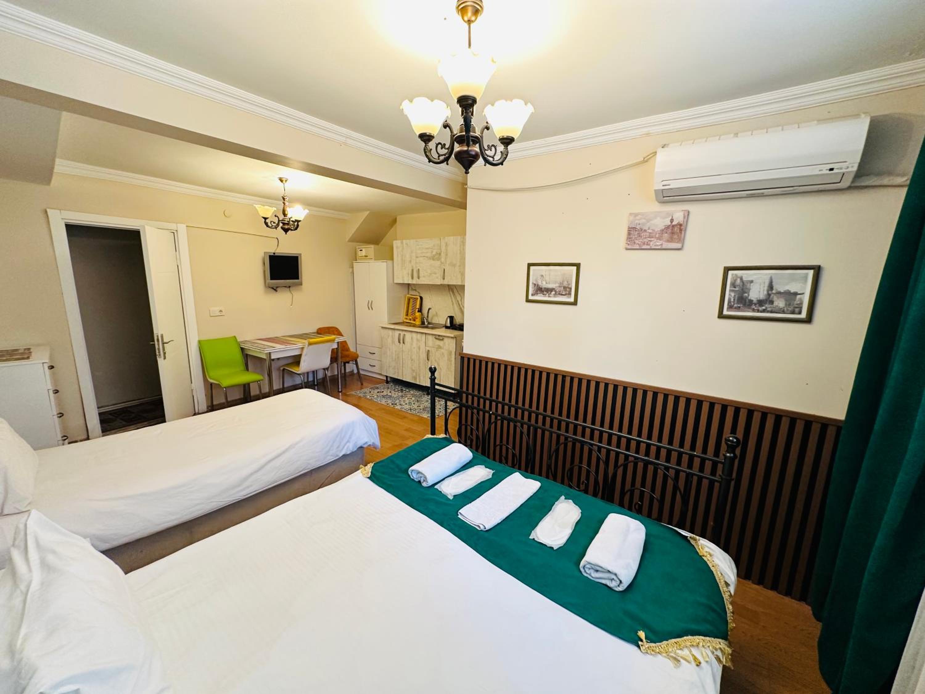 Economy Triple Room photo 3