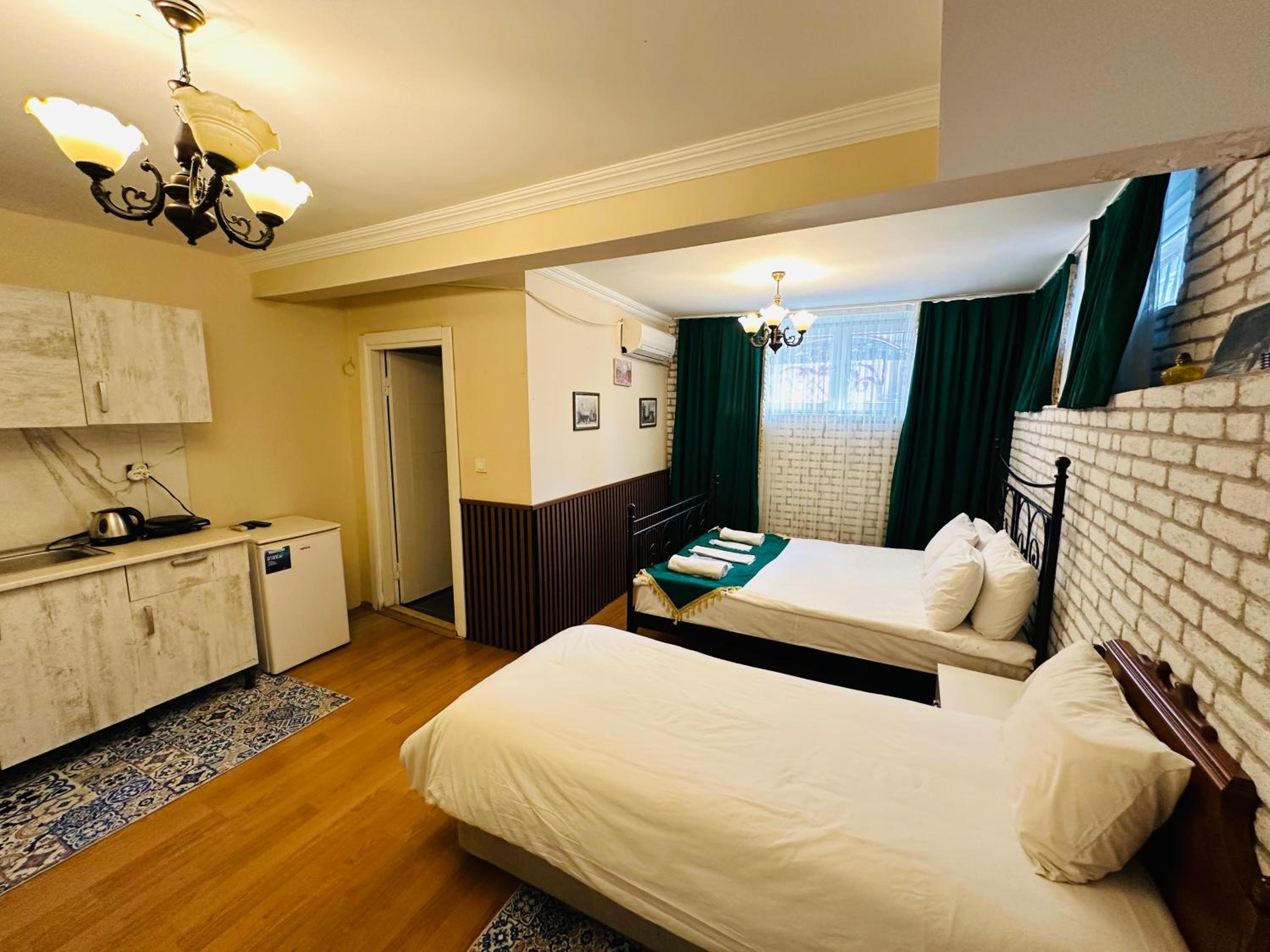 Economy Triple Room photo 2