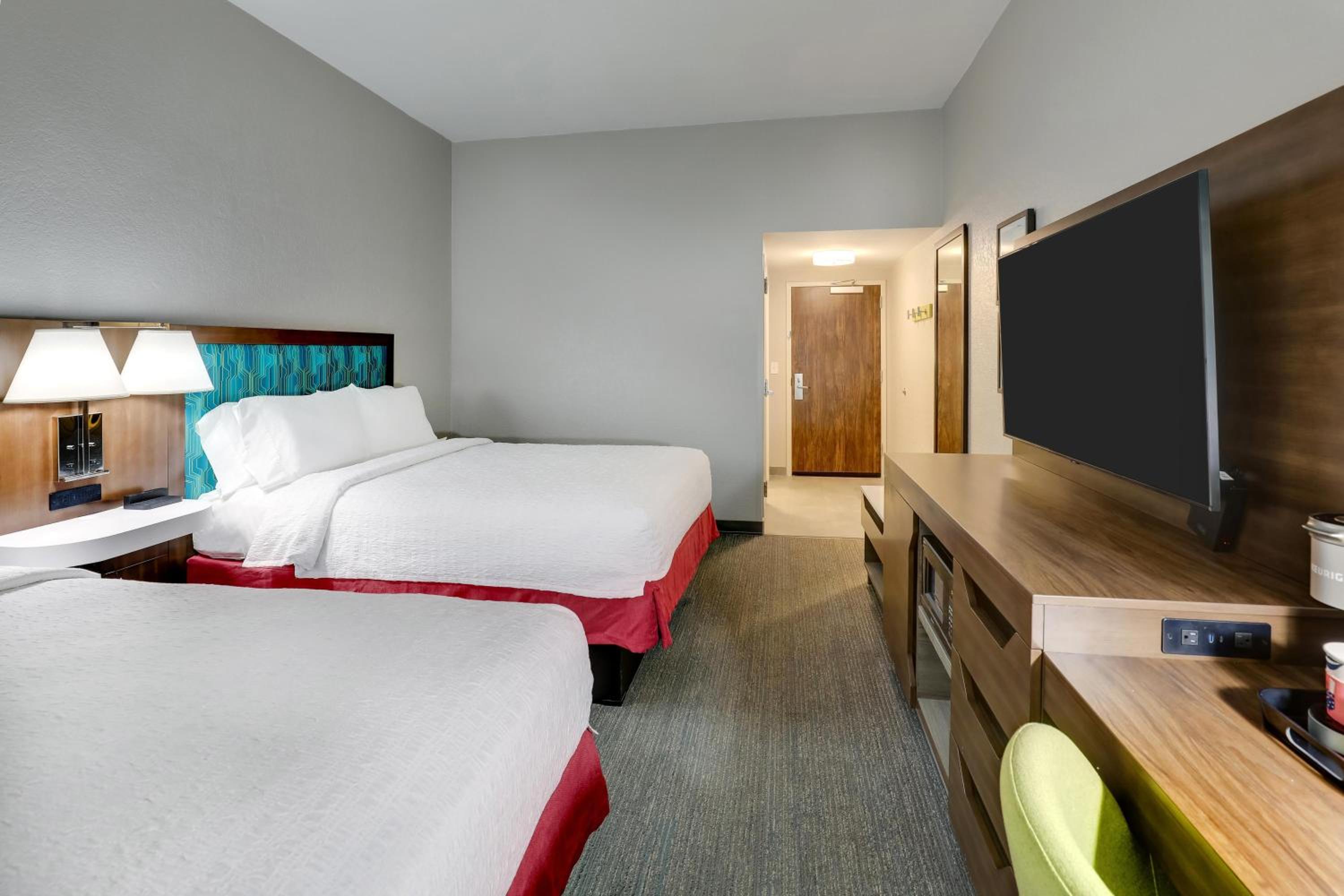 Queen Room with Two Queen Beds (4 Adults) photo 2