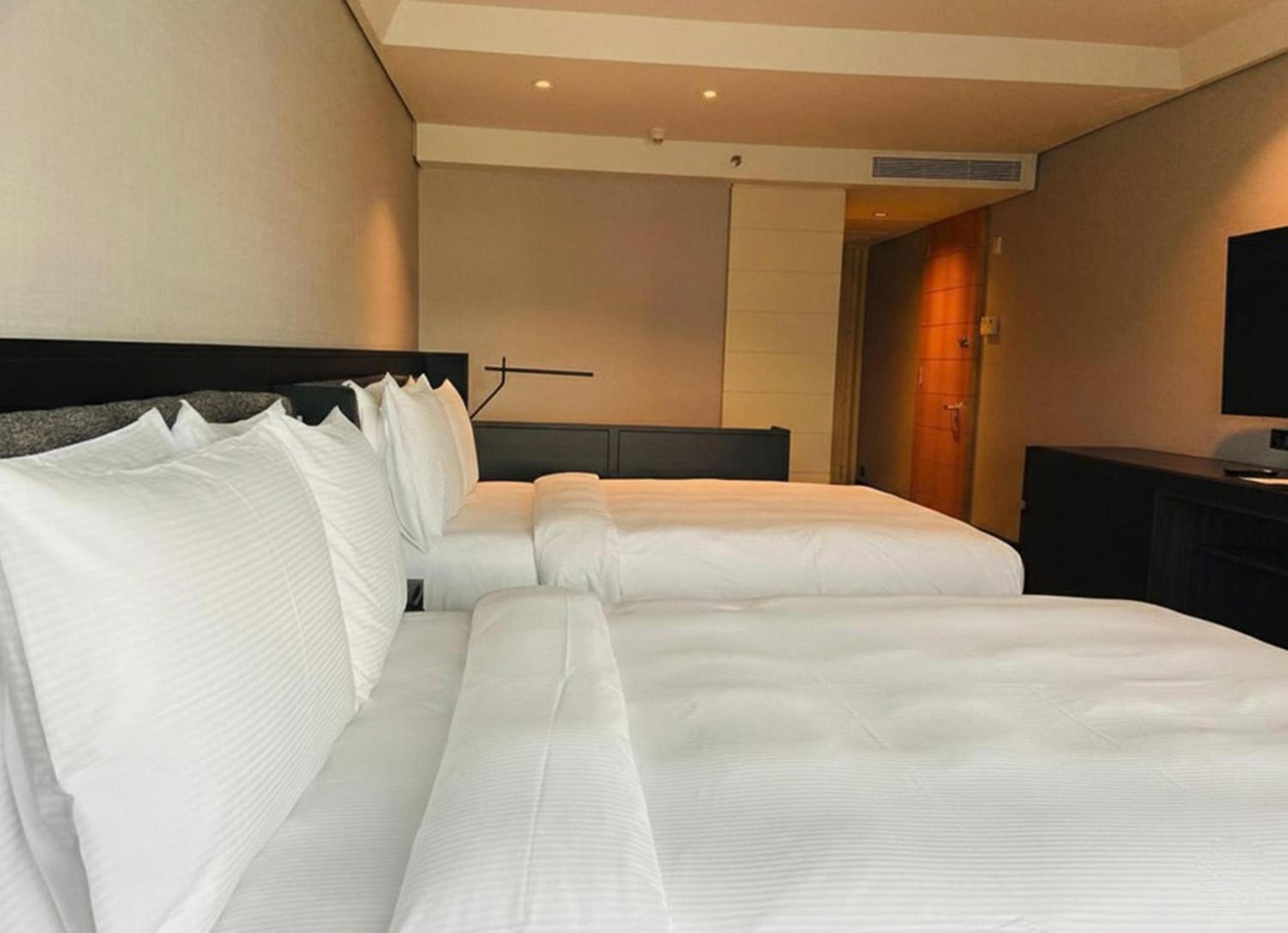 Premium Double Room with Two Double Beds and Bridge View - Photo 3
