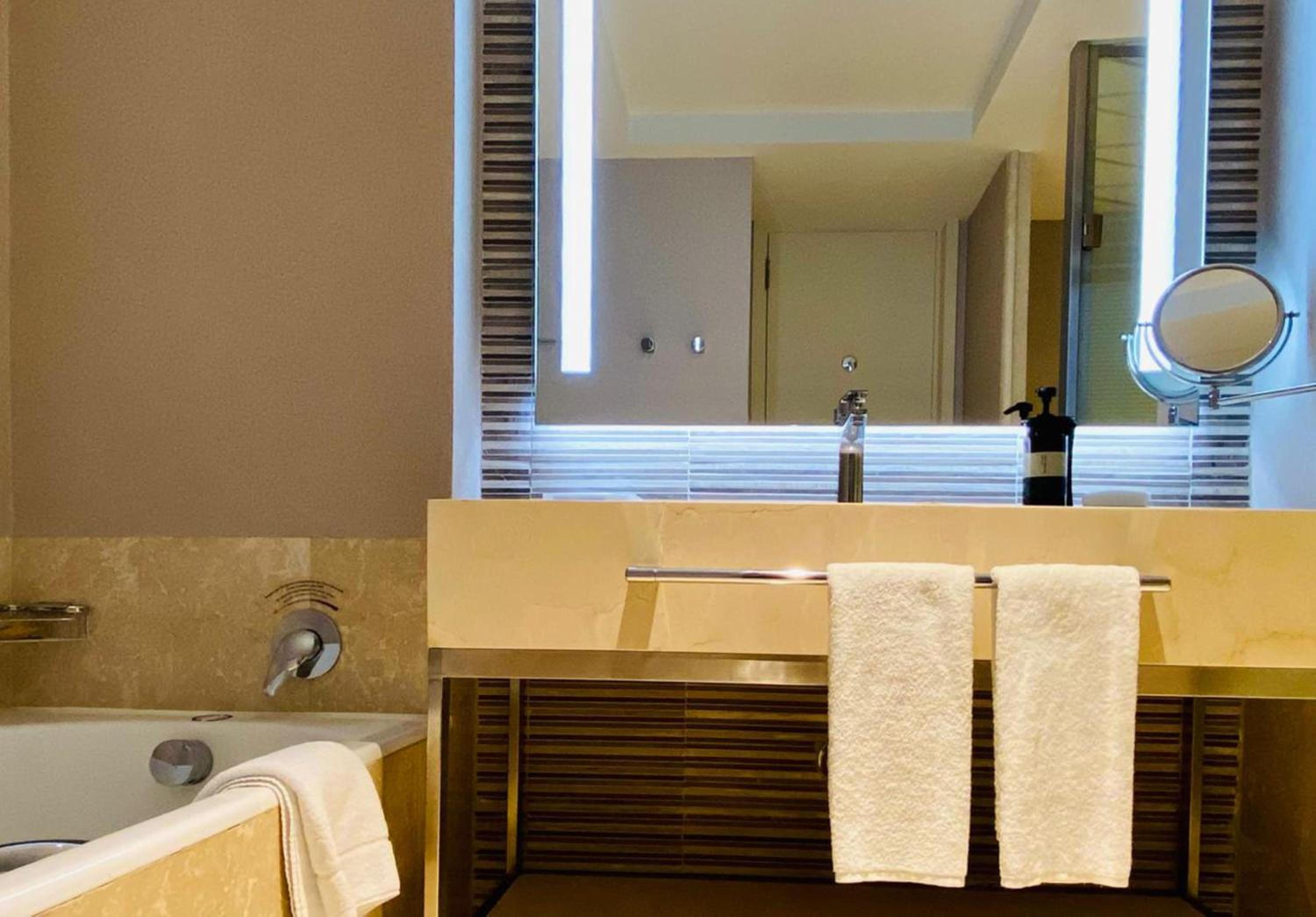 Premium Double Room with Two Double Beds and Bridge View - Photo 4